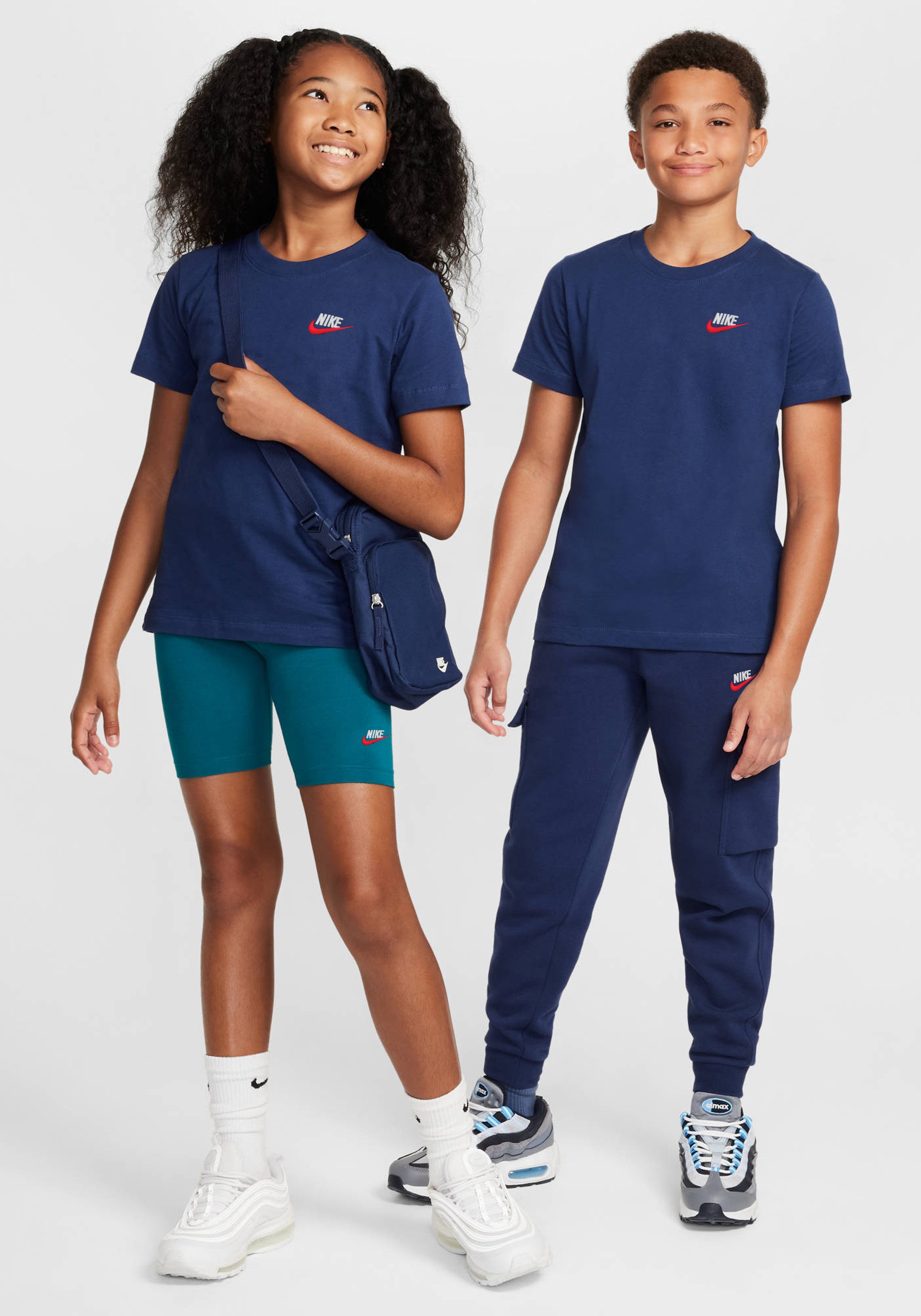 Nike Sportswear T-Shirt K NSW TEE EMB FUTURA LBR für Jugendliche, mit Kapuze, gerader Schnitt, sportlicher Stil