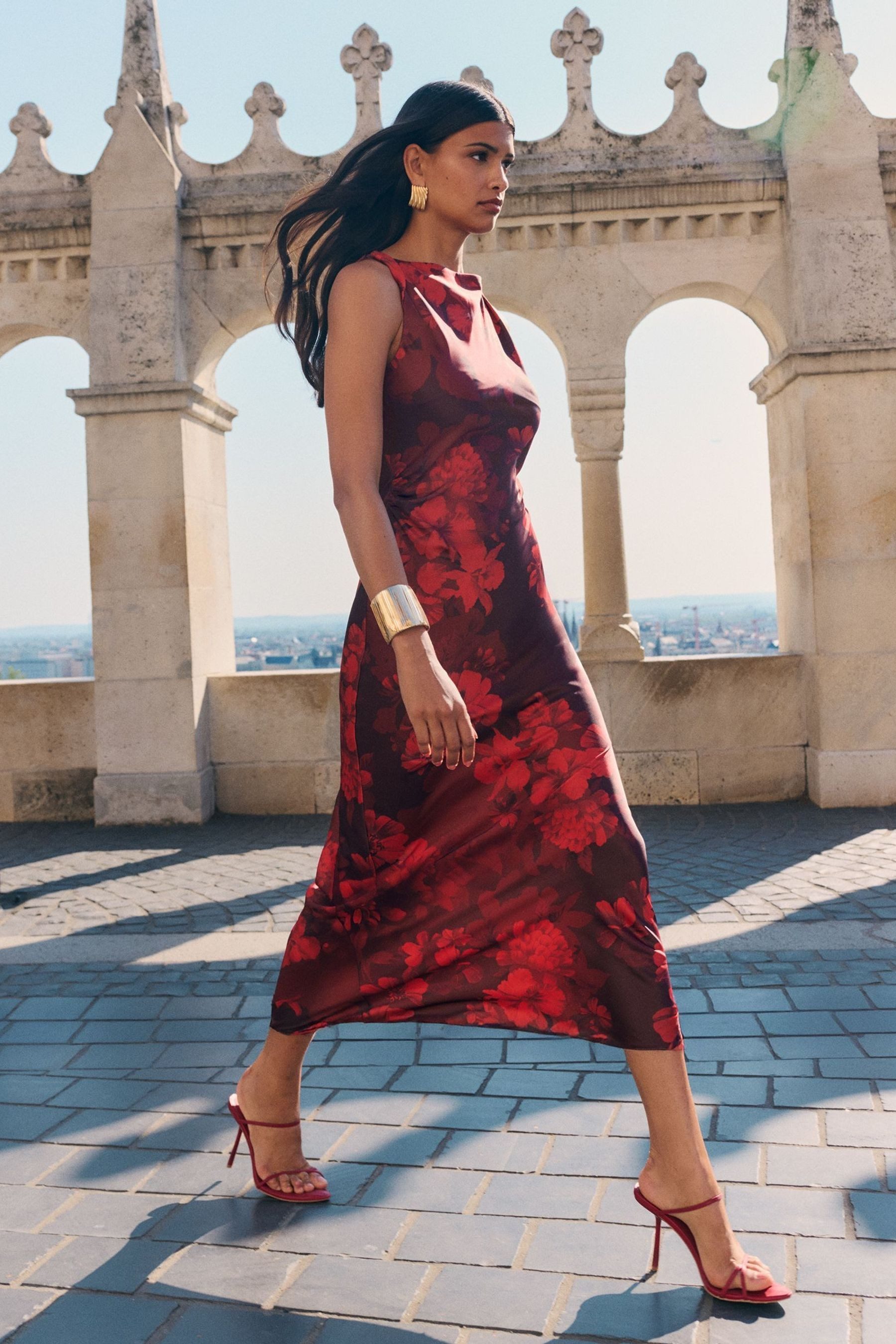 Friends Like These Midikleid Friends Like These ärmelloses Midikleid aus Satin (1-tlg)