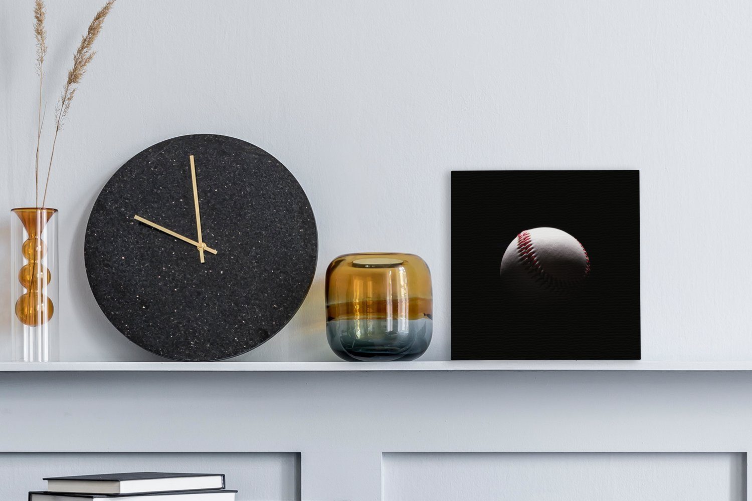 OneMillionCanvasses® Leinwandbild Ein Baseball auf Leinwand schwarzem Schlafzimmer St), Bilder für Wohnzimmer (1 Hintergrund