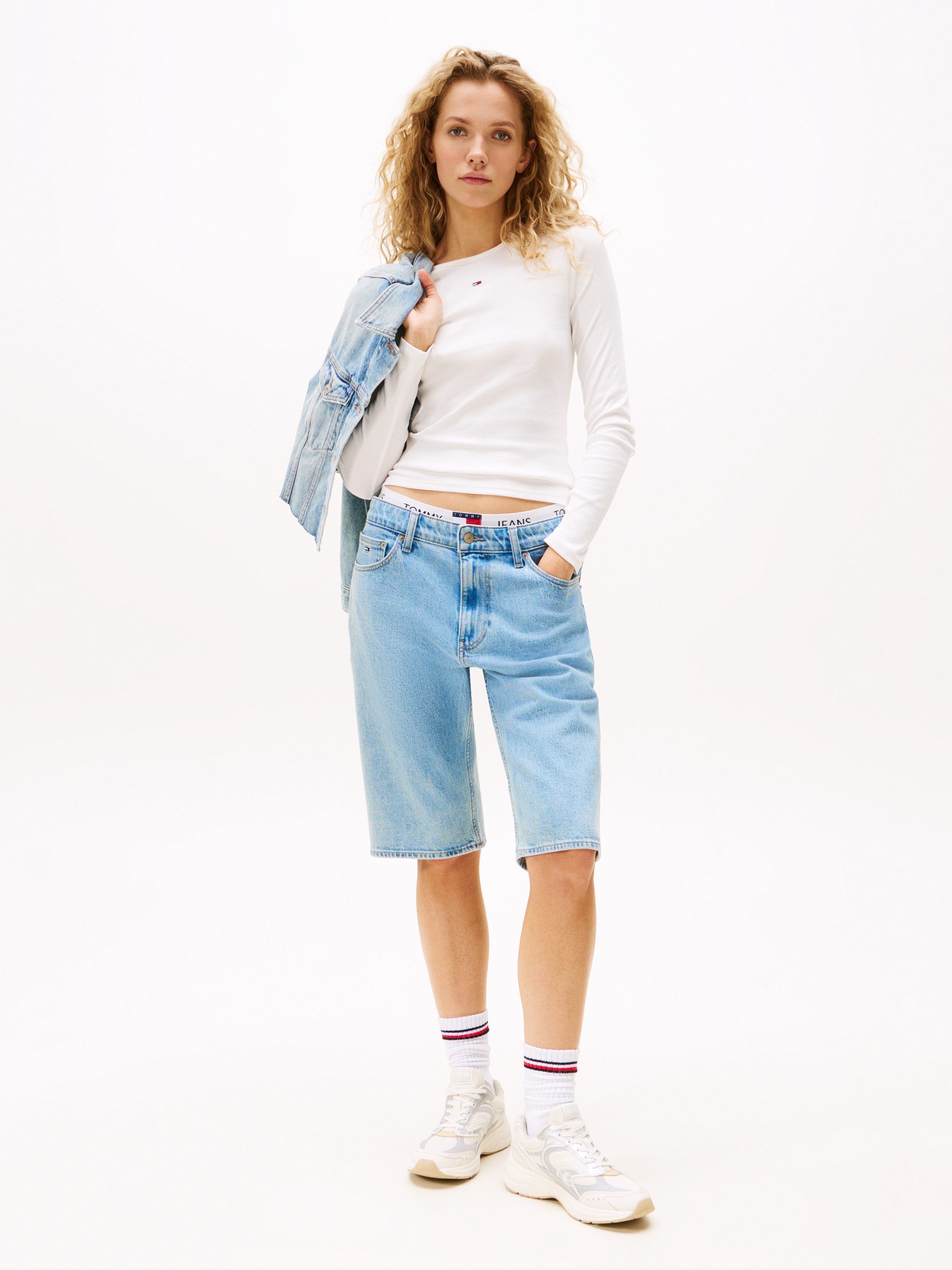 Tommy Jeans Langarmshirt TJW SLIM ESSENTIAL RIB LS mit Logostickerei
