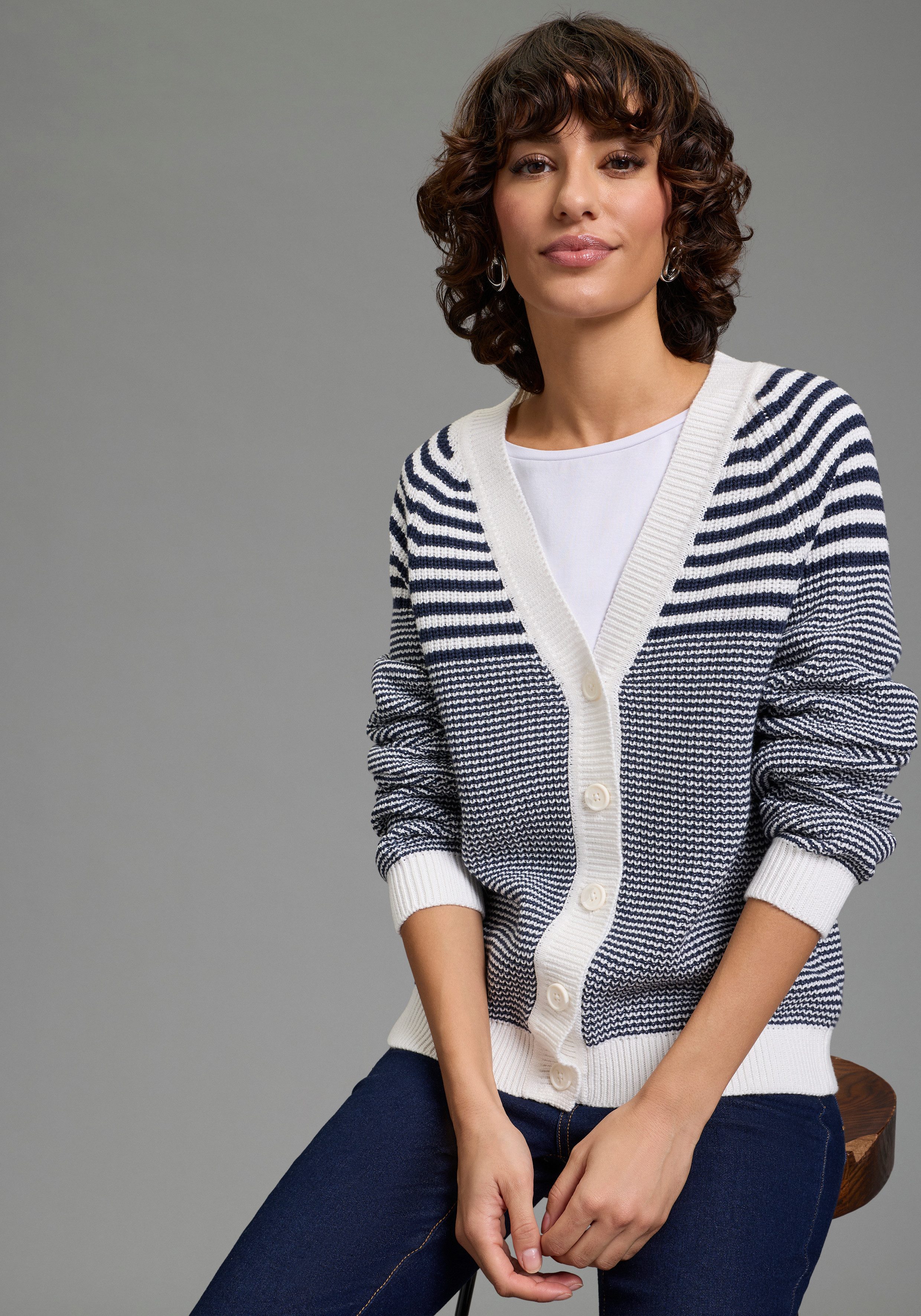 Laura Scott Strickjacke mit modernen Perlstrick und V-Ausschnitt. € 49,99, (€ 49,99 pro 1 Stk).