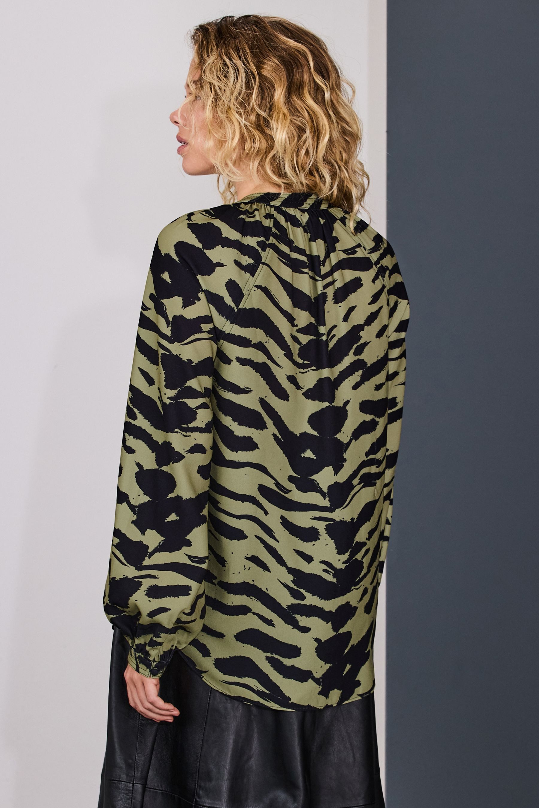 Next Langarmbluse Langärmelige Bluse mit V-Ausschnitt (1-tlg) günstig online kaufen