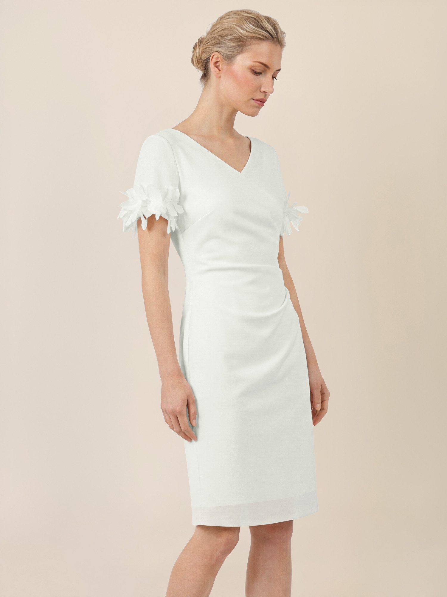 Apart Abendkleid mit floralen Ärmeldetails