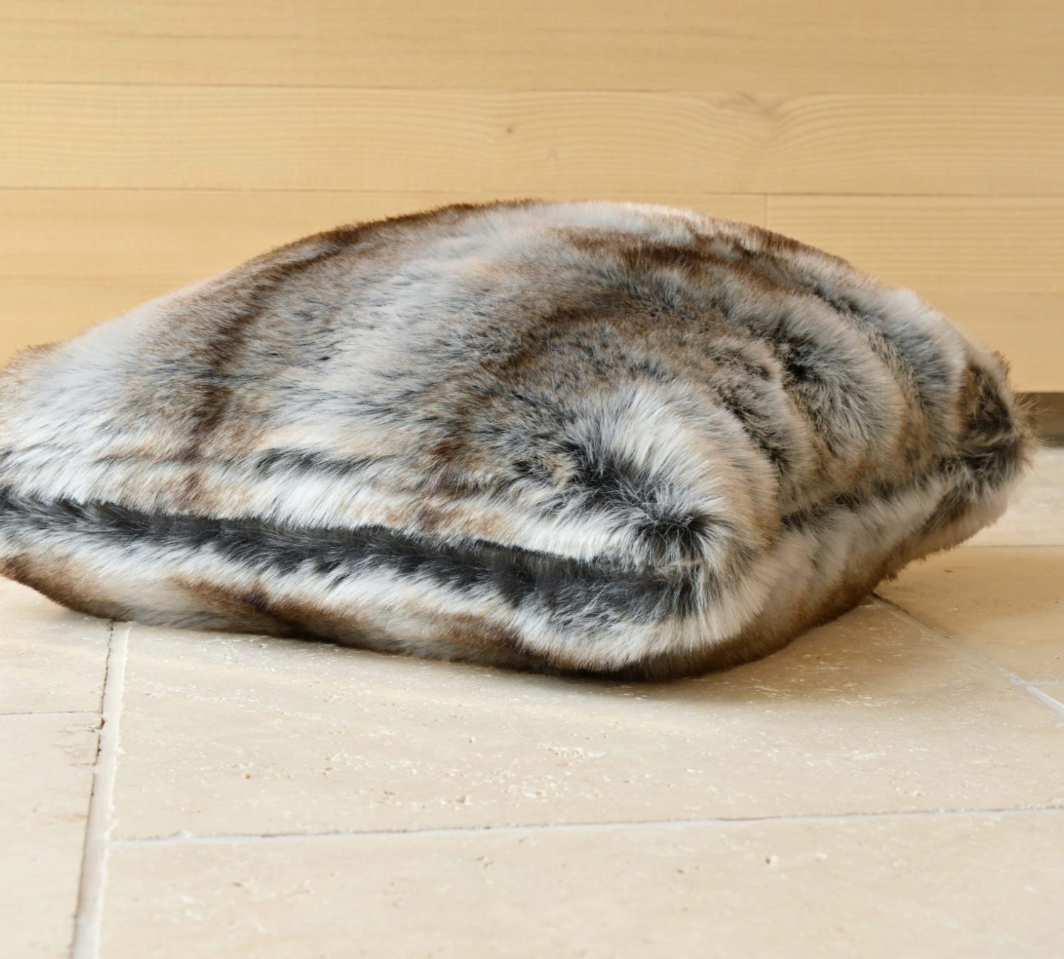 Wohnen und Accessoires GmbH & Co. KG Dekokissen Fellkissen (Kunstfell) Wolf grau-braun in 45x45cm