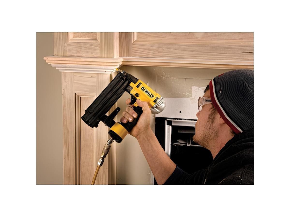 DeWalt Stauchkopfnagler Druckluft DNBT, 50mm, für Stauchkopfnagel von 15-50mm, inkl. robustem Tragekoffer