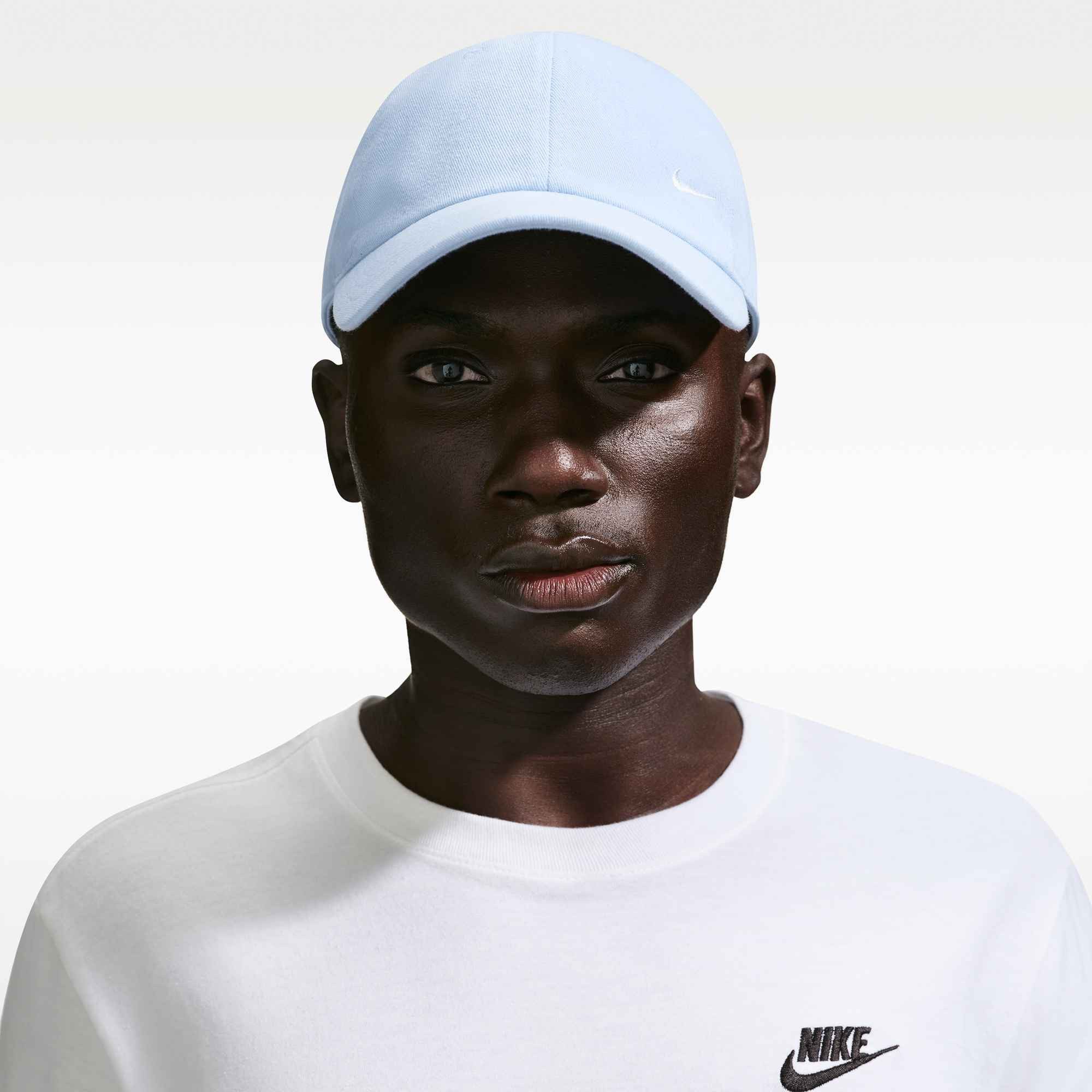 Nike Sportswear Baseball Cap U NK CLUB CAP U CB SM SWSH L mittelhohe Baseball Cap, mit vorgebogenem Schirm, aus glattem Twill