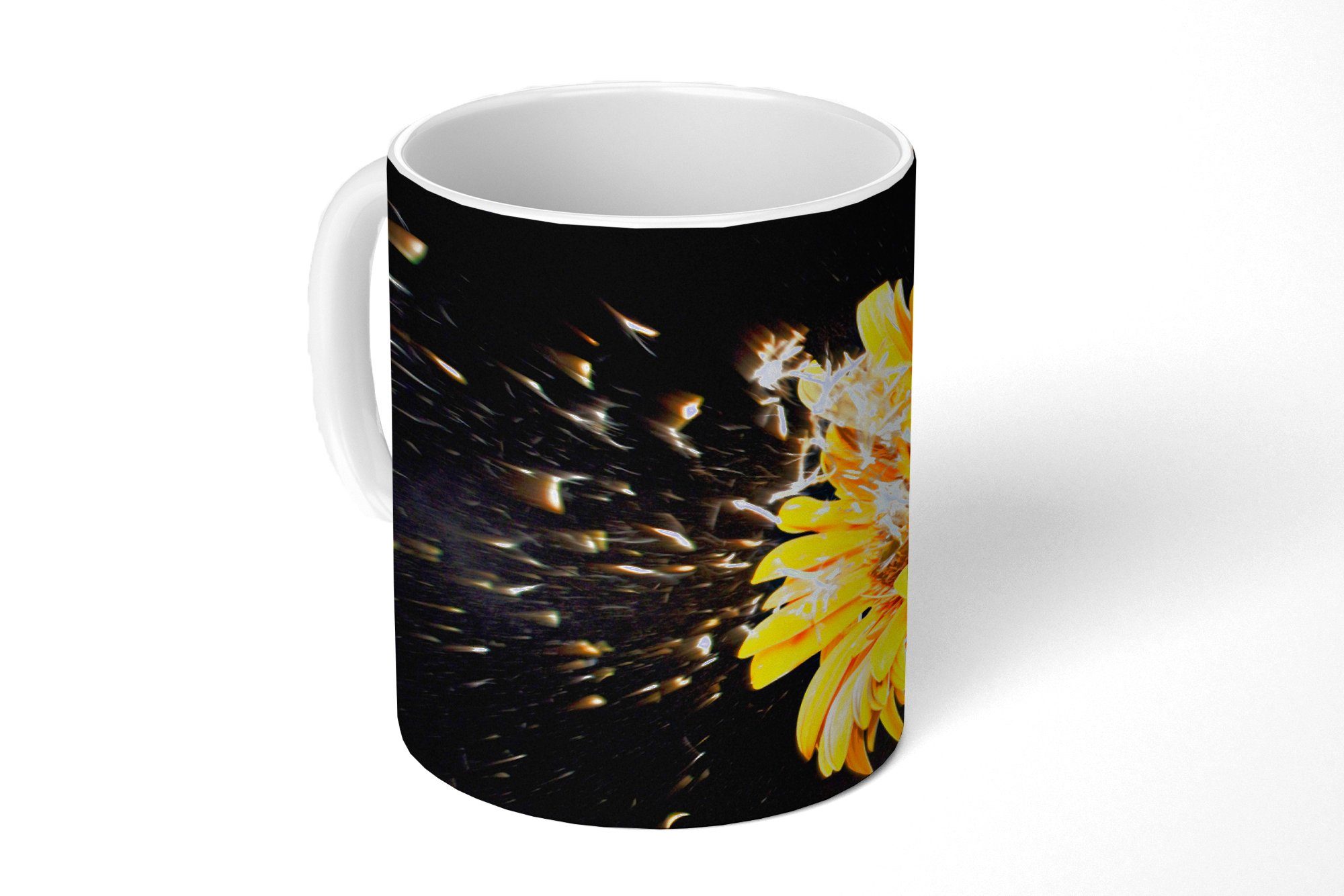 MuchoWow Tasse Eine orangefarbene Gerbera-Blüte auf schwarzem Hintergrund, Keramik, Kaffeetassen, Teetasse, Becher, Teetasse, Geschenk