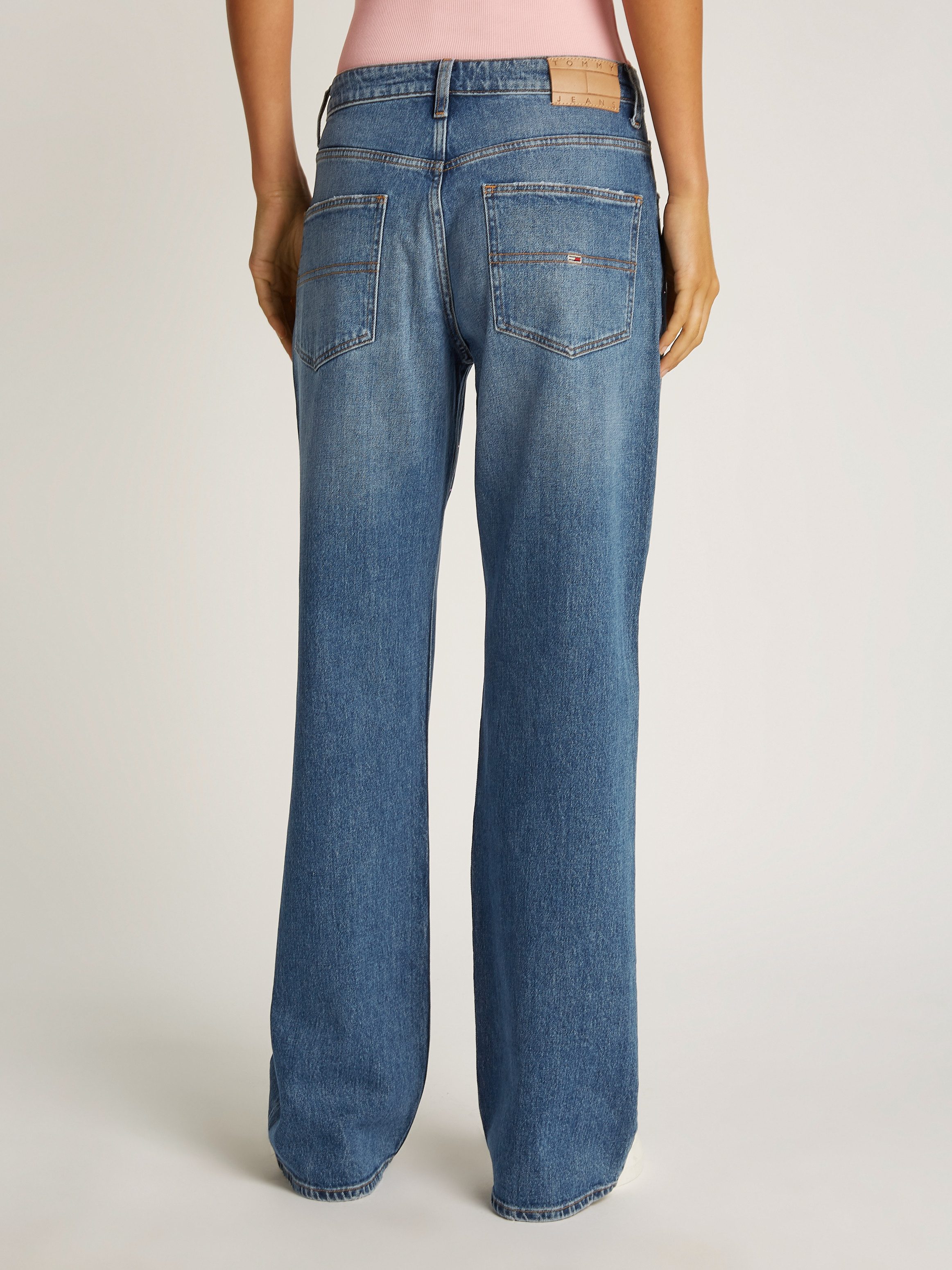 Tommy Jeans Straight-Jeans Mia Mid Rise Relaxed Straight mit Strass-Steinen – Bild 2 von 5