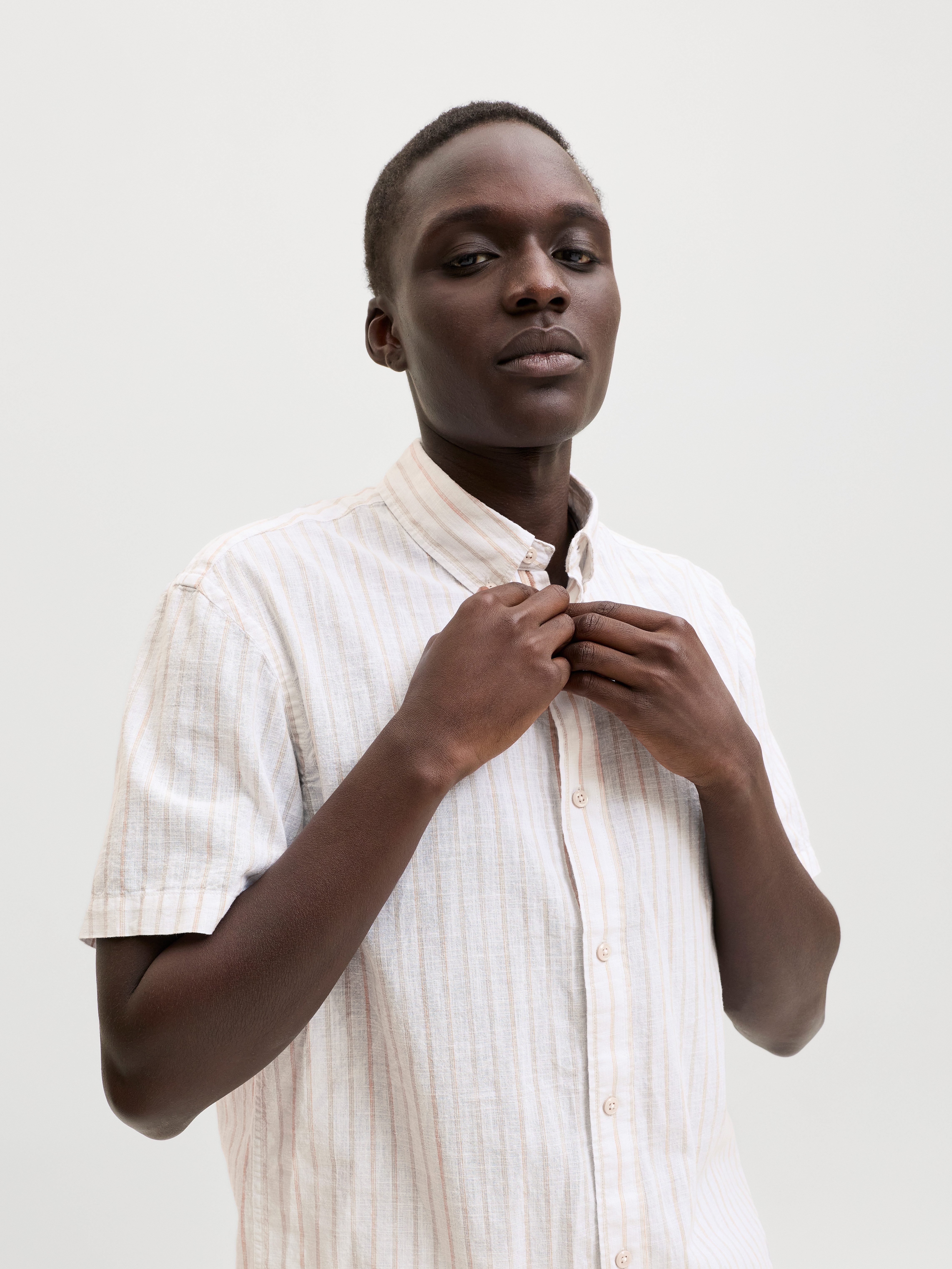 Jack & Jones Kurzarmhemd JPRBLUSUMMER LIN. BL. SHIELD SS SHIRT SN mit Stickerei