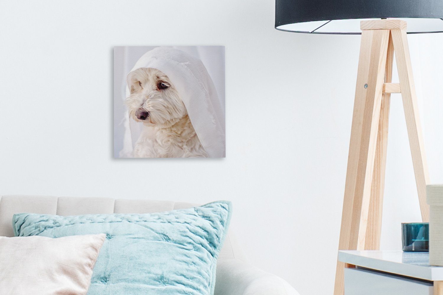 St), Wohnzimmer für (1 Leinwandbild schaut OneMillionCanvasses® Malteserhund Leinwand weißer Ein dem Fenster, Schlafzimmer aus Bilder