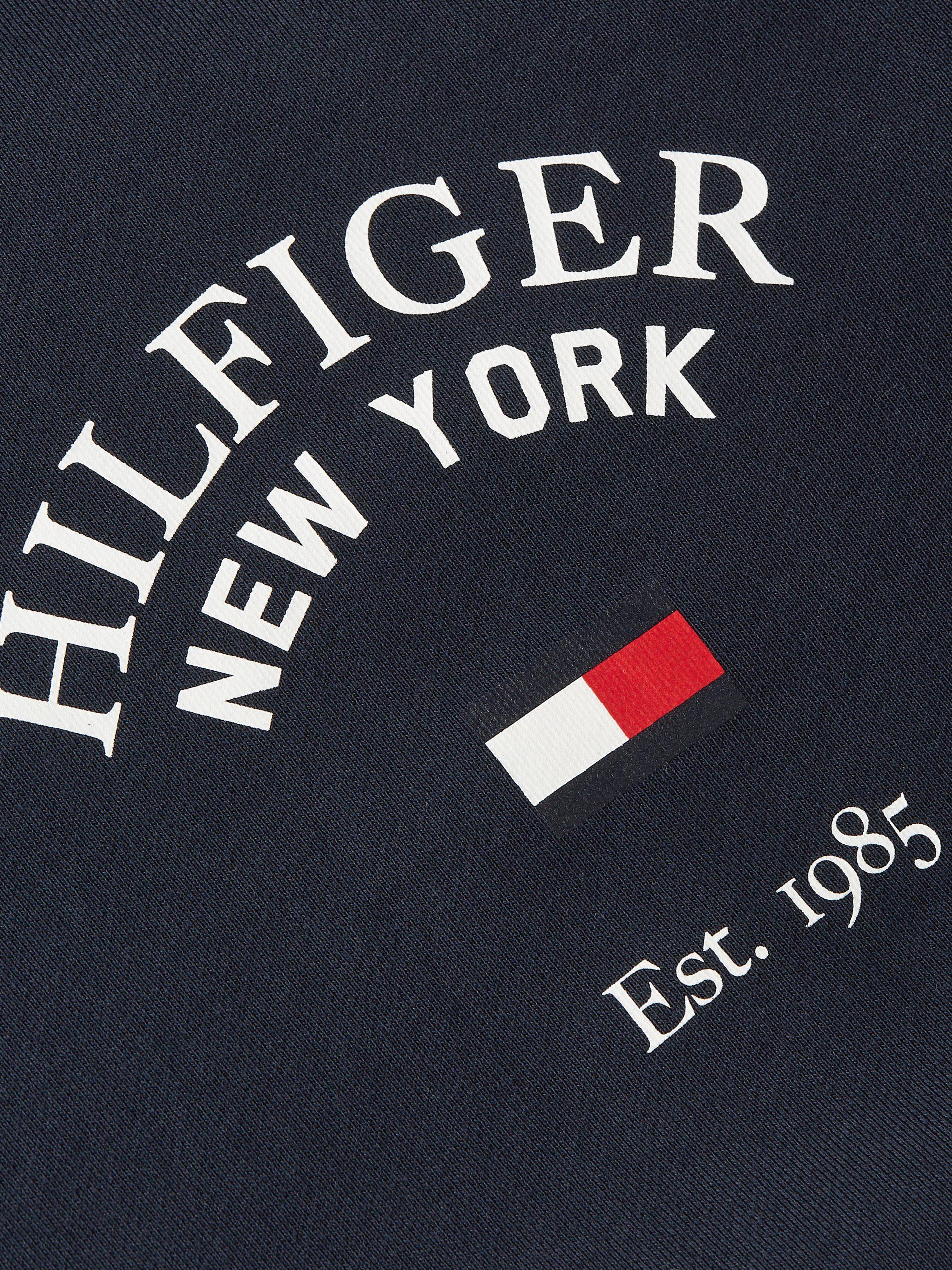 Sweatshirt SWEATSHIRT auf Logodruck Brust modischem der VARSITY Sky Desert WCC Tommy mit Hilfiger ARCHED