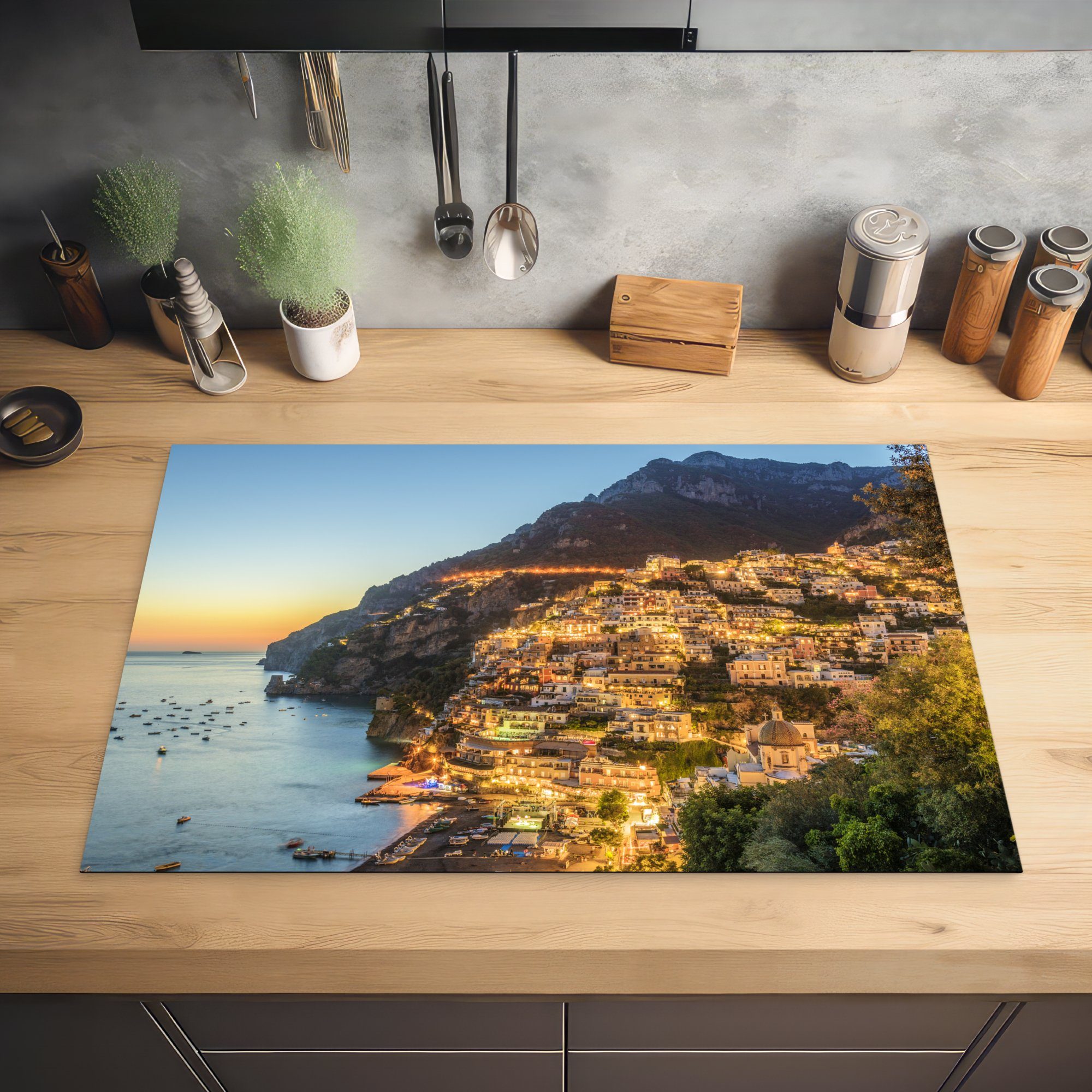 MuchoWow Herdblende-/Abdeckplatte Vinyl, cm, Ceranfeldabdeckung Positano küche, auf Blick 81x52 Ein (1 Amalfiküste, tlg), Induktionskochfeld Schutz der für an die