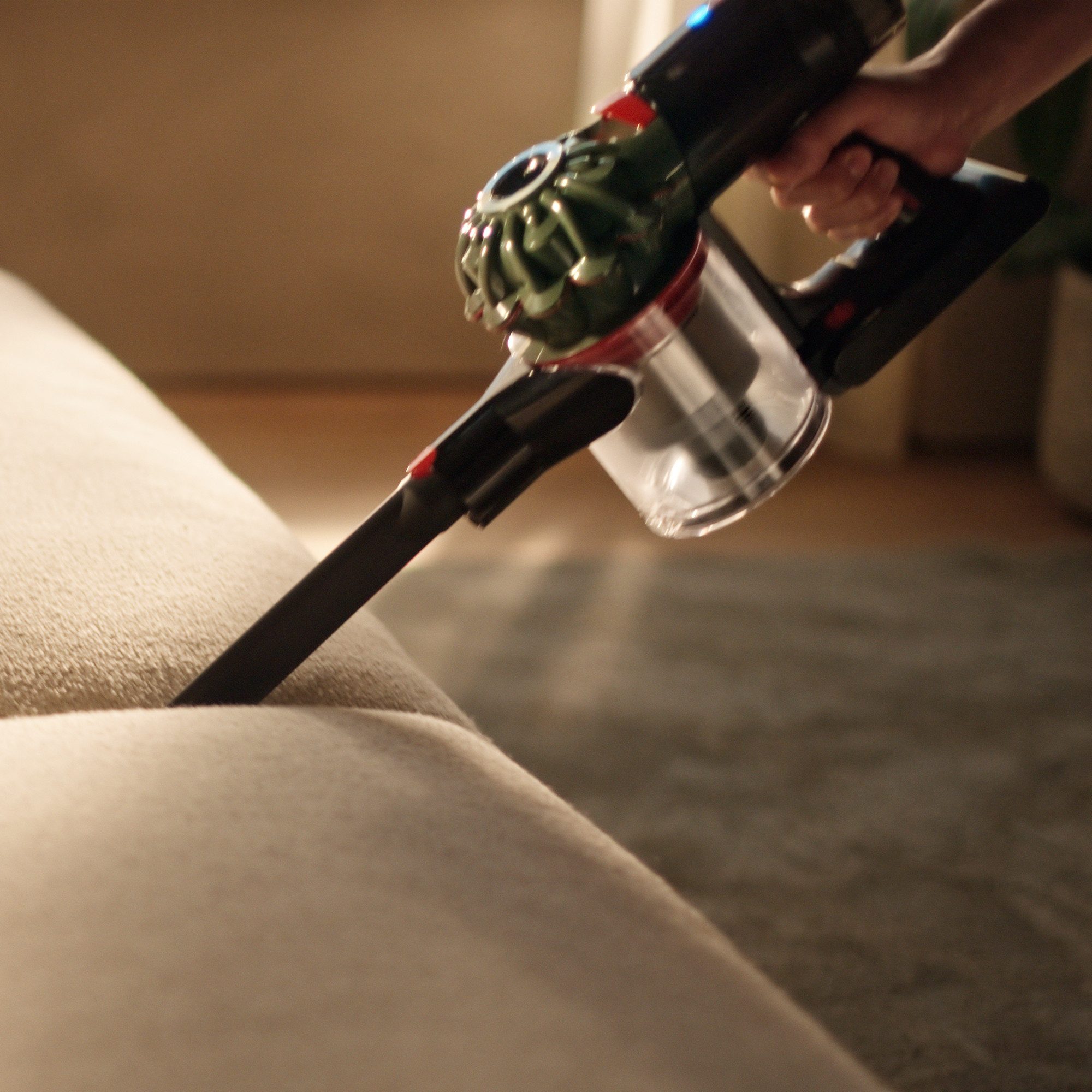 DYSON Akku-Hand-und Stielstaubsauger V8 Cyclone, beutellos, 150 AirWatt, 30 % mehr Leistung. 60 Minuten Laufzeit.