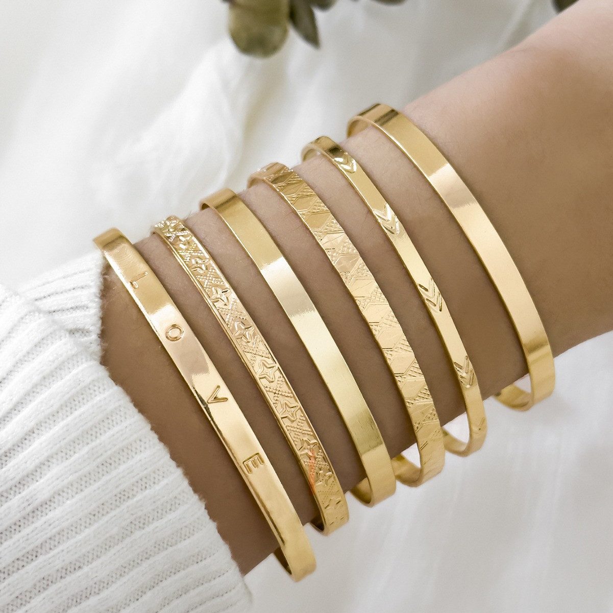 MOPUEA Armband 6-teiliges Gold-Armband-Set, Punk Armband Set, Glänzendes Armband (Set, 6-tlg., Flexibles Design, bequem an- und ablegbar im Alltag), Sechs goldene Armreifen, einzeln oder gestapelt tragbar.