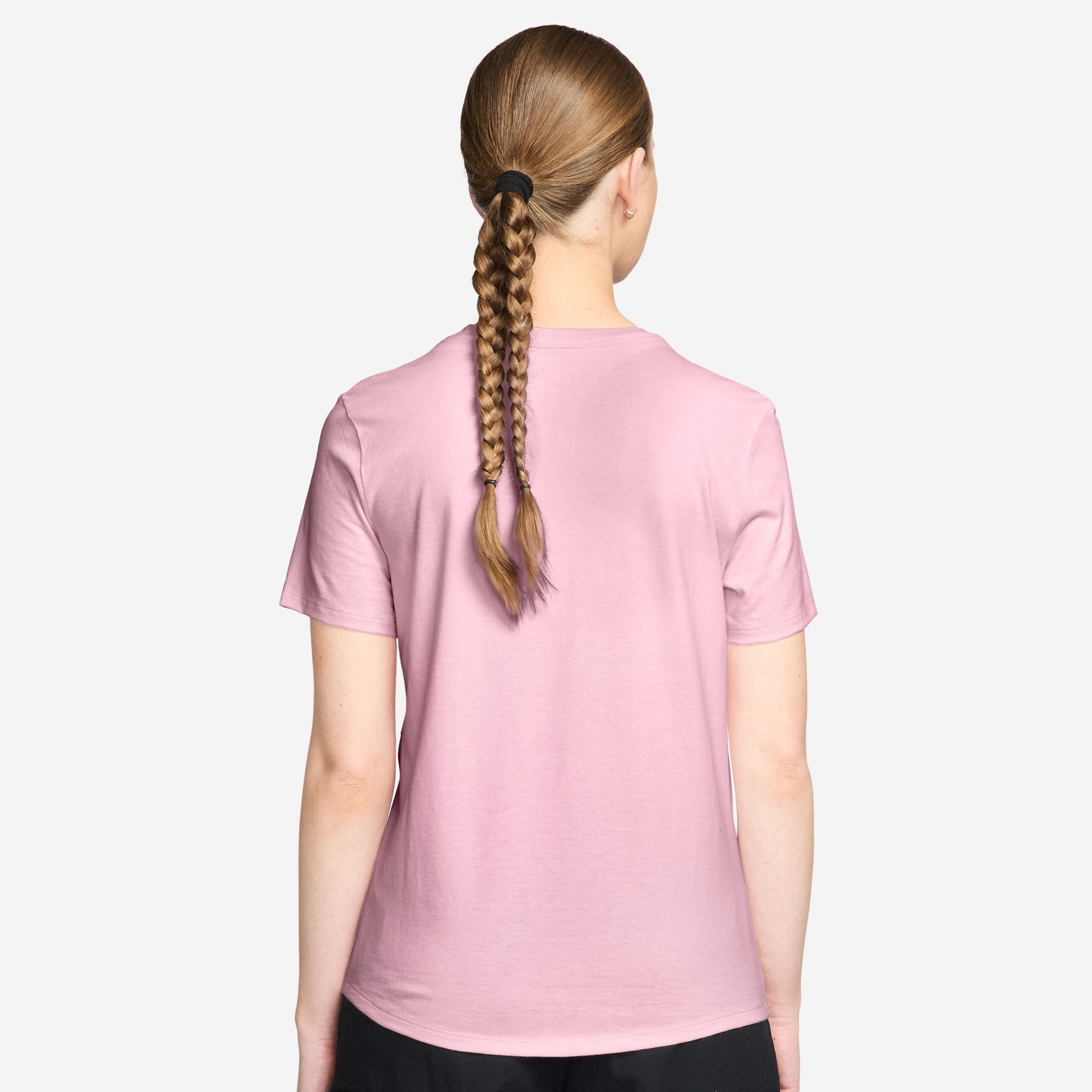 Nike Sportswear T-Shirt W NSW CLUB SS TEE etwas weiterer Schnitt, kürzere Länge, mit leicht abgerundetem Saum