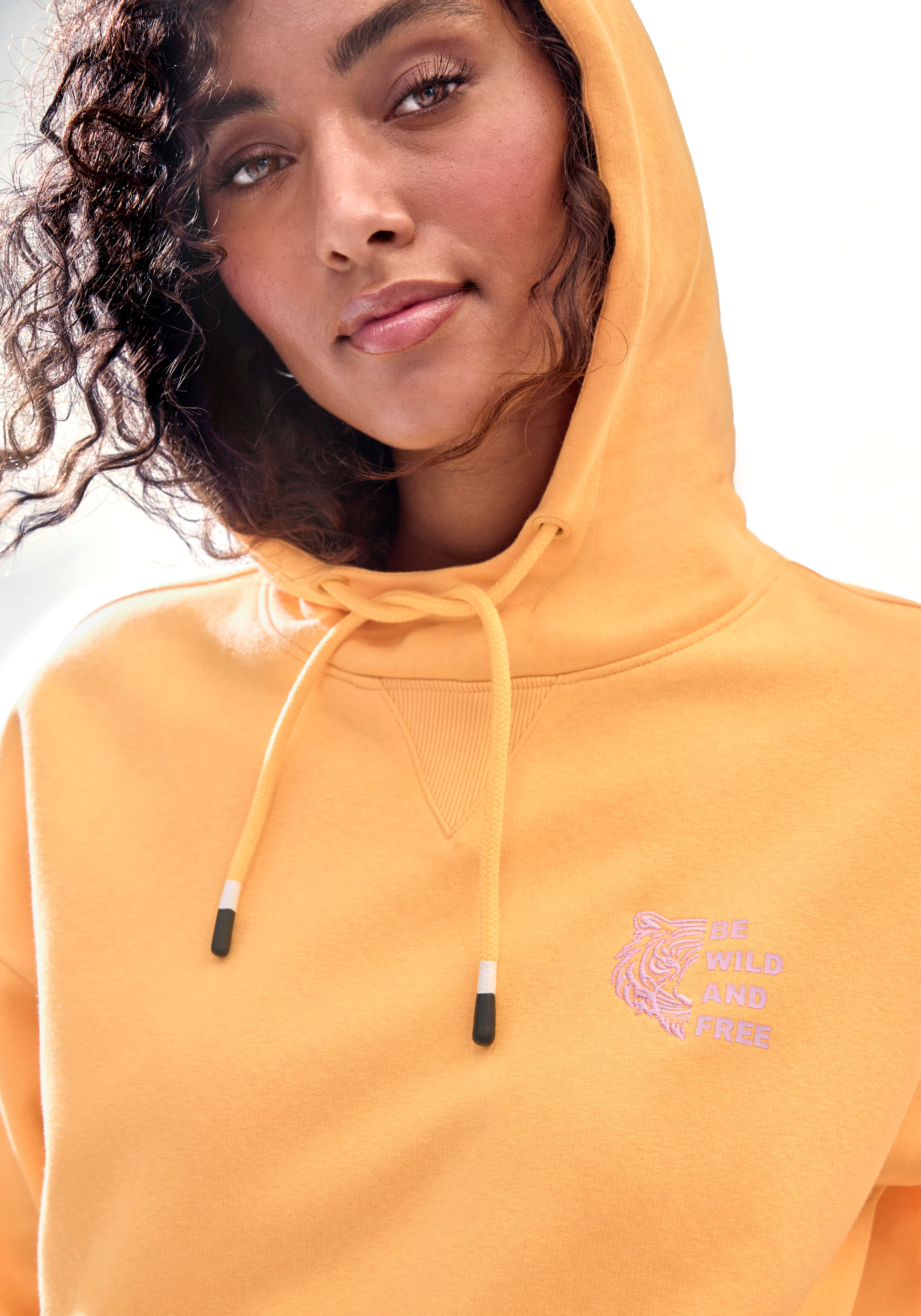 Buffalo Kapuzenpullover mit Kontraststickerei und seitliche Taschen