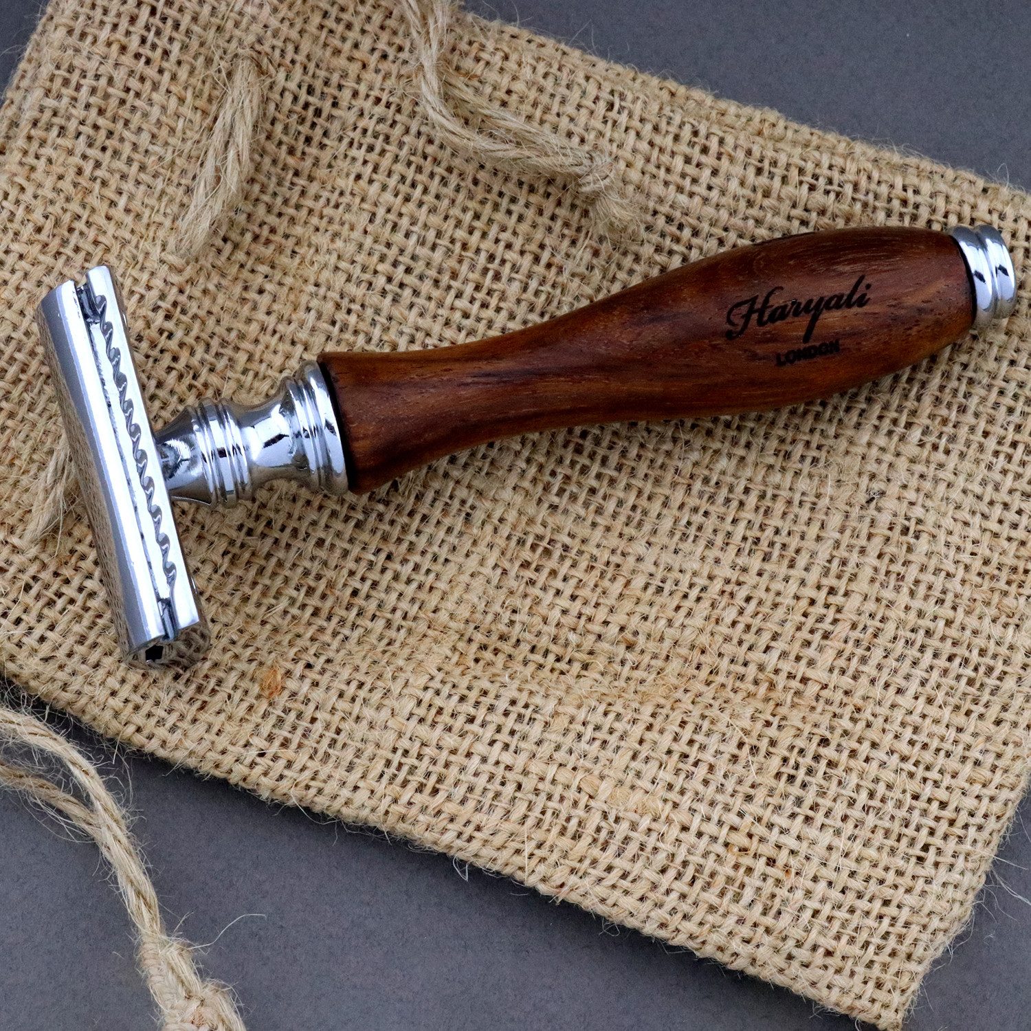 JAG SHAVING Rasierset 5-teiliges Rasierset aus Holz im edlen Premium-Look, 5-tlg., DE-Rasierer Synthetikpinsel Pinselhalter Rasiermesseretui Alaunstift, bestes Rasiererlebnis zu Hause