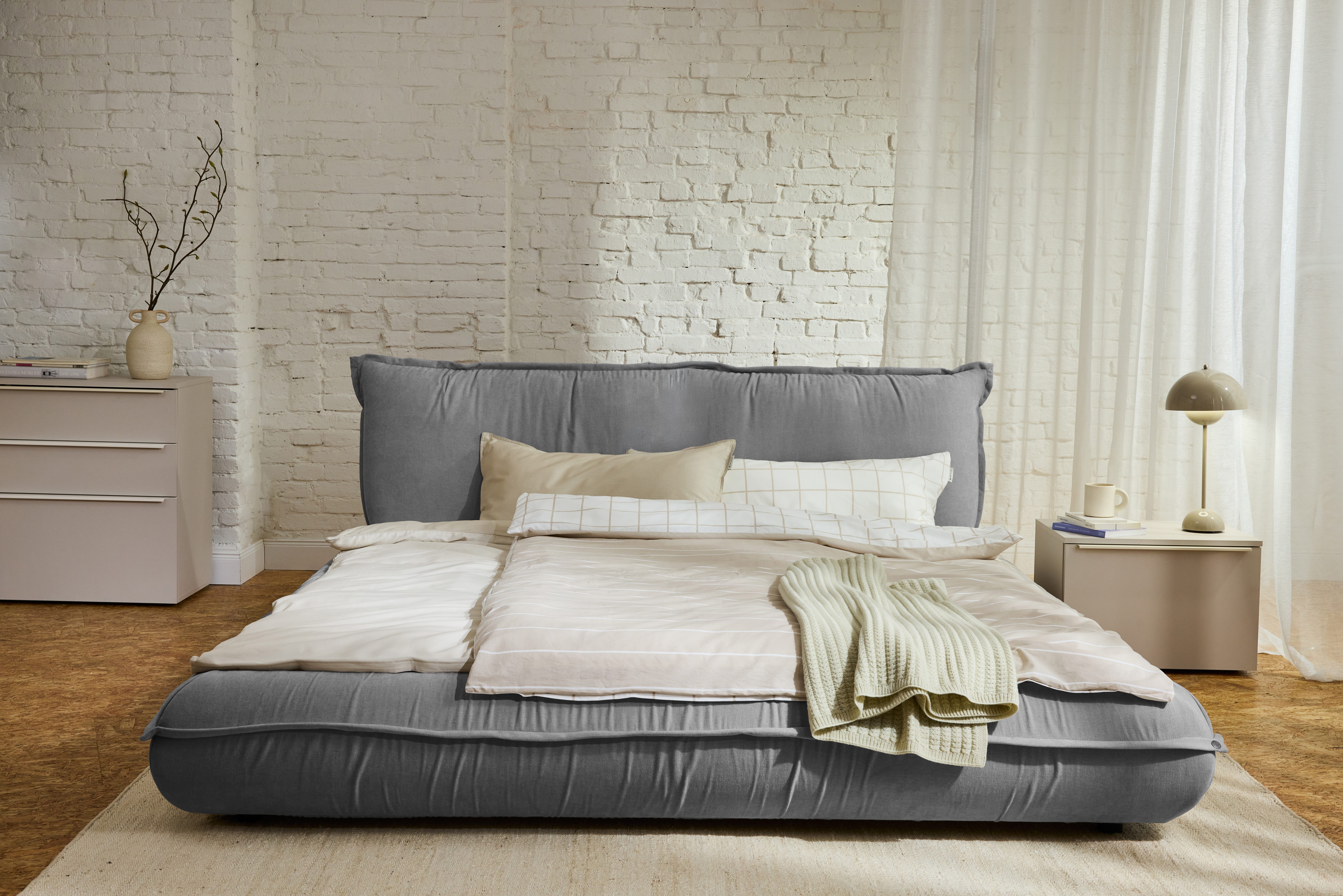 TOM TAILOR HOME Polsterbett PILLOW BED – lässiges Bett mit Kopfteil und Bettrahmen in Kissenform, besonders niedrige Optik – Bettrahmen mit abnehmbarem Bezug