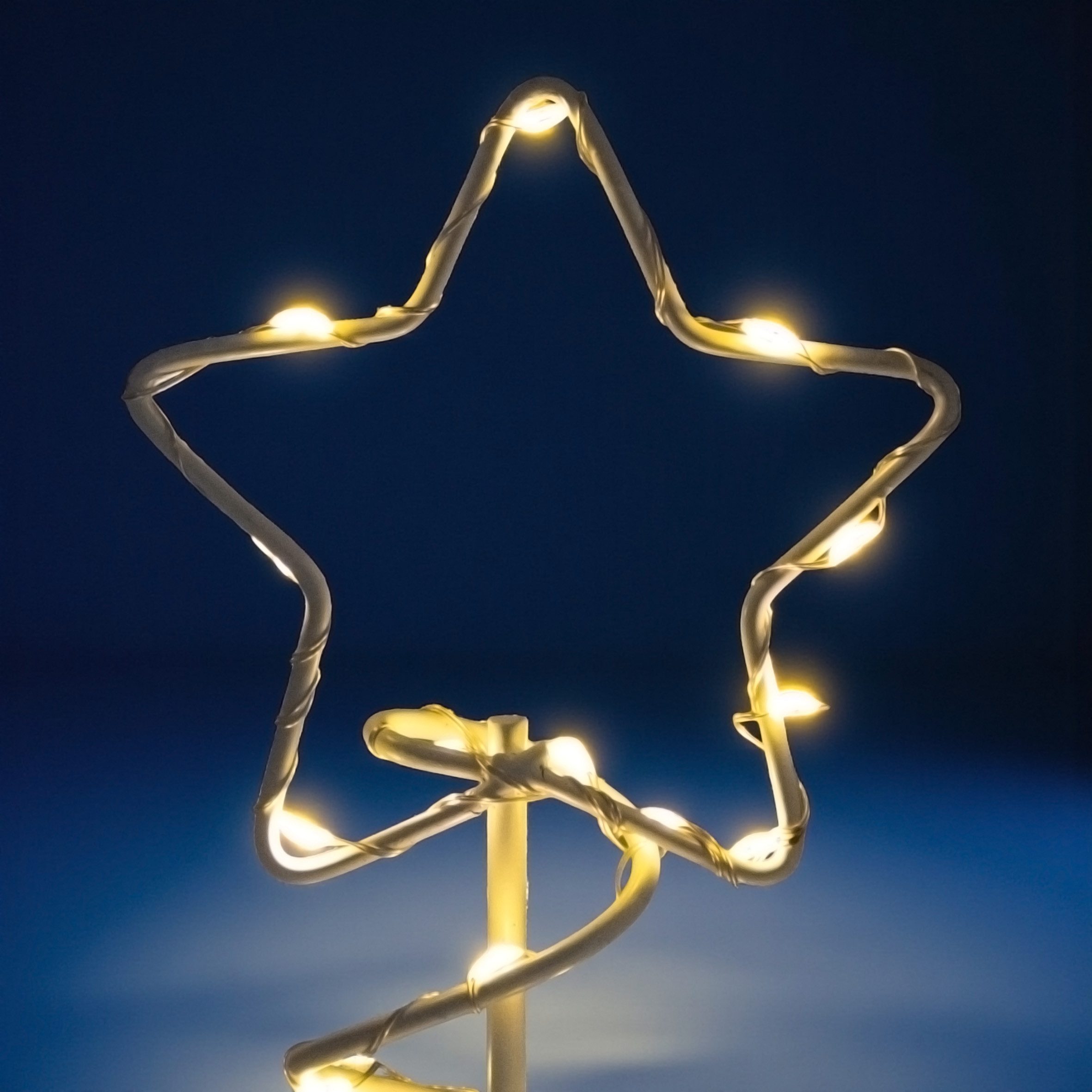 Spetebo LED Baum Spiral Aufsteller 46 LED aus Metall, Timer Funktion (6 Stunden AN / 18 Stunden AUS), LED fest integriert, warm weiß, AN / AUS / Timer Schalter  – Bild 4 von 5