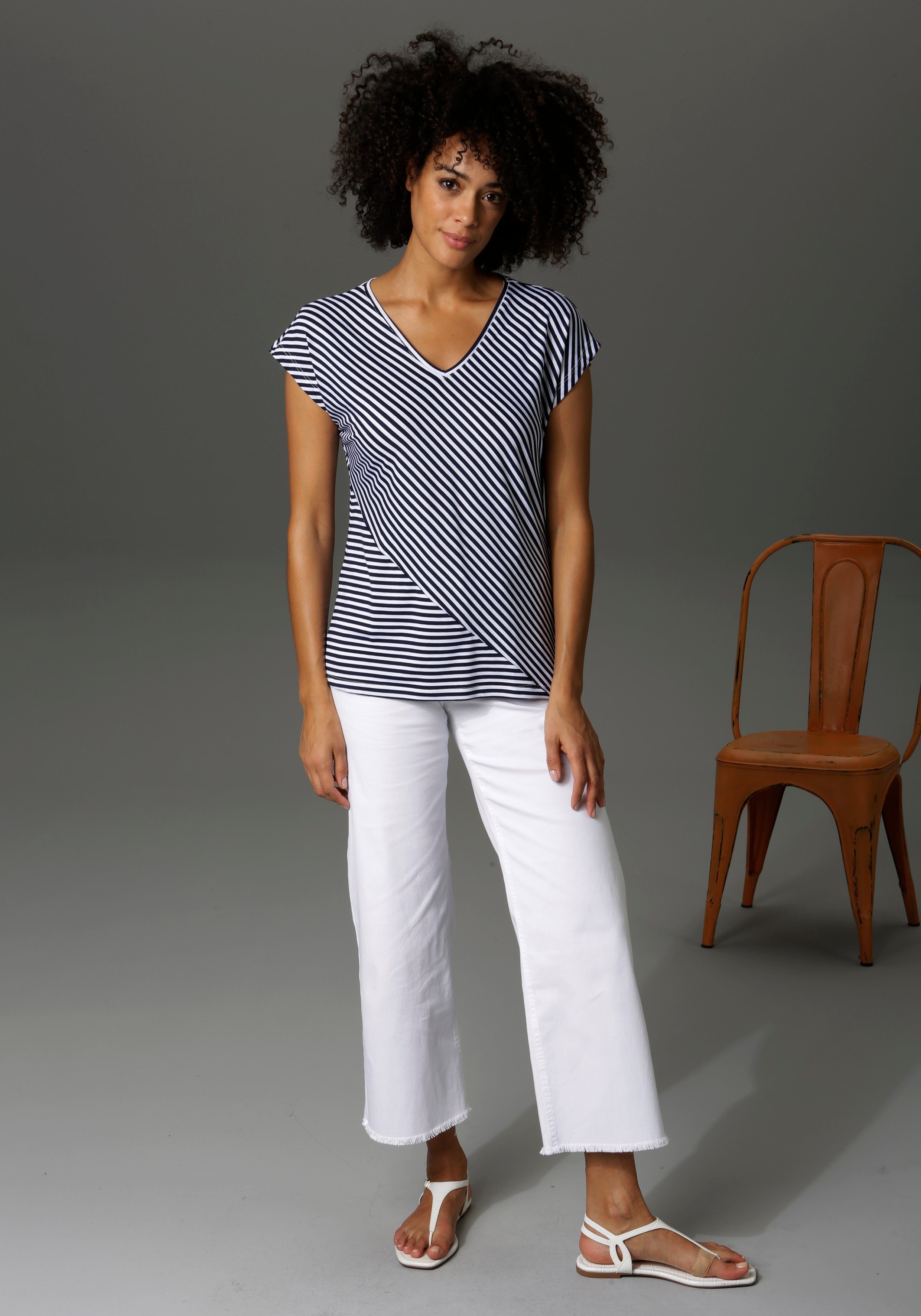 Aniston CASUAL 7/8-Jeans mit leicht ausgefranstem Beinabschluss – Bild 4 von 5
