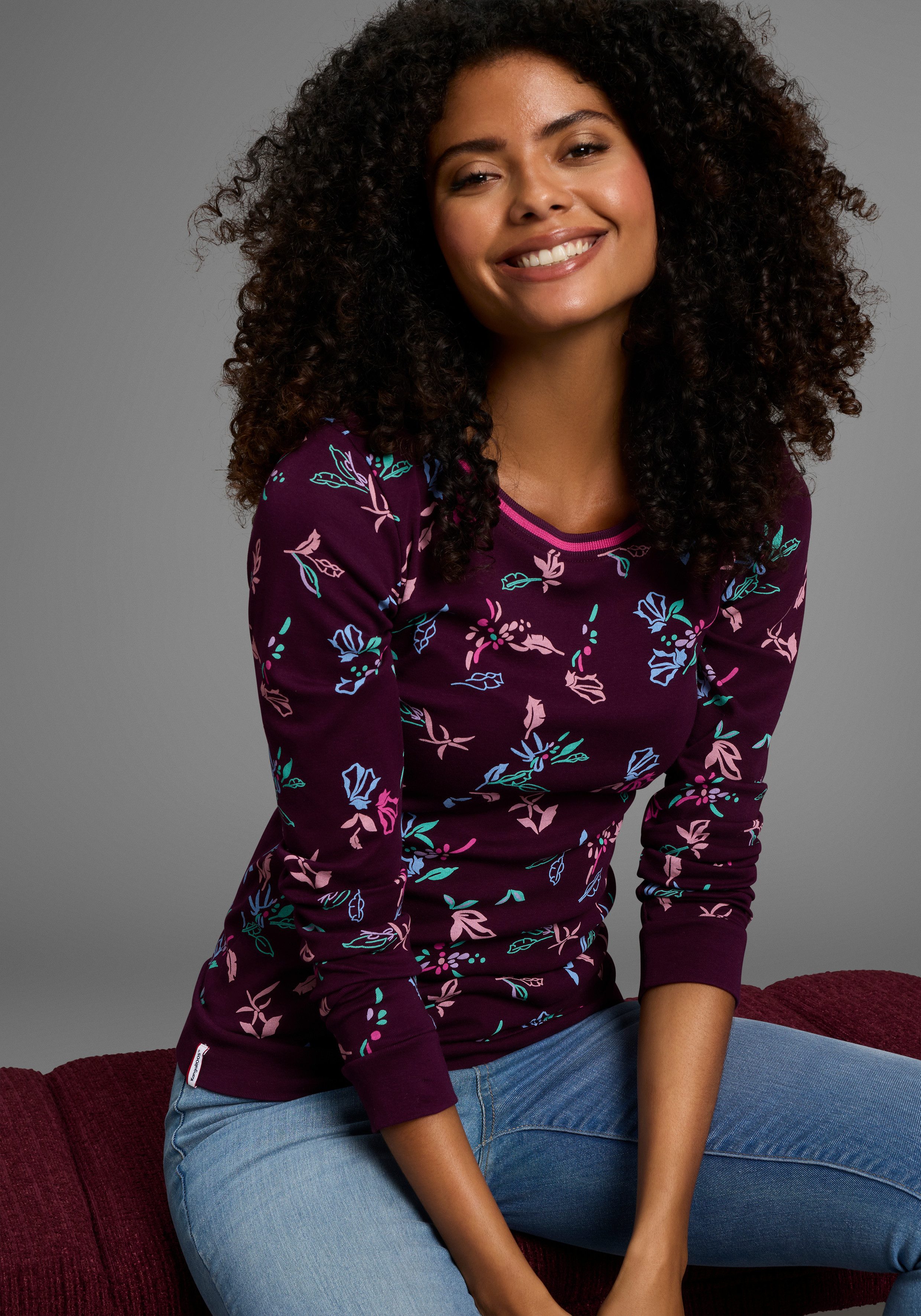 KangaROOS Langarmshirt mit Allover-Print und Kontrastdetails günstig online kaufen