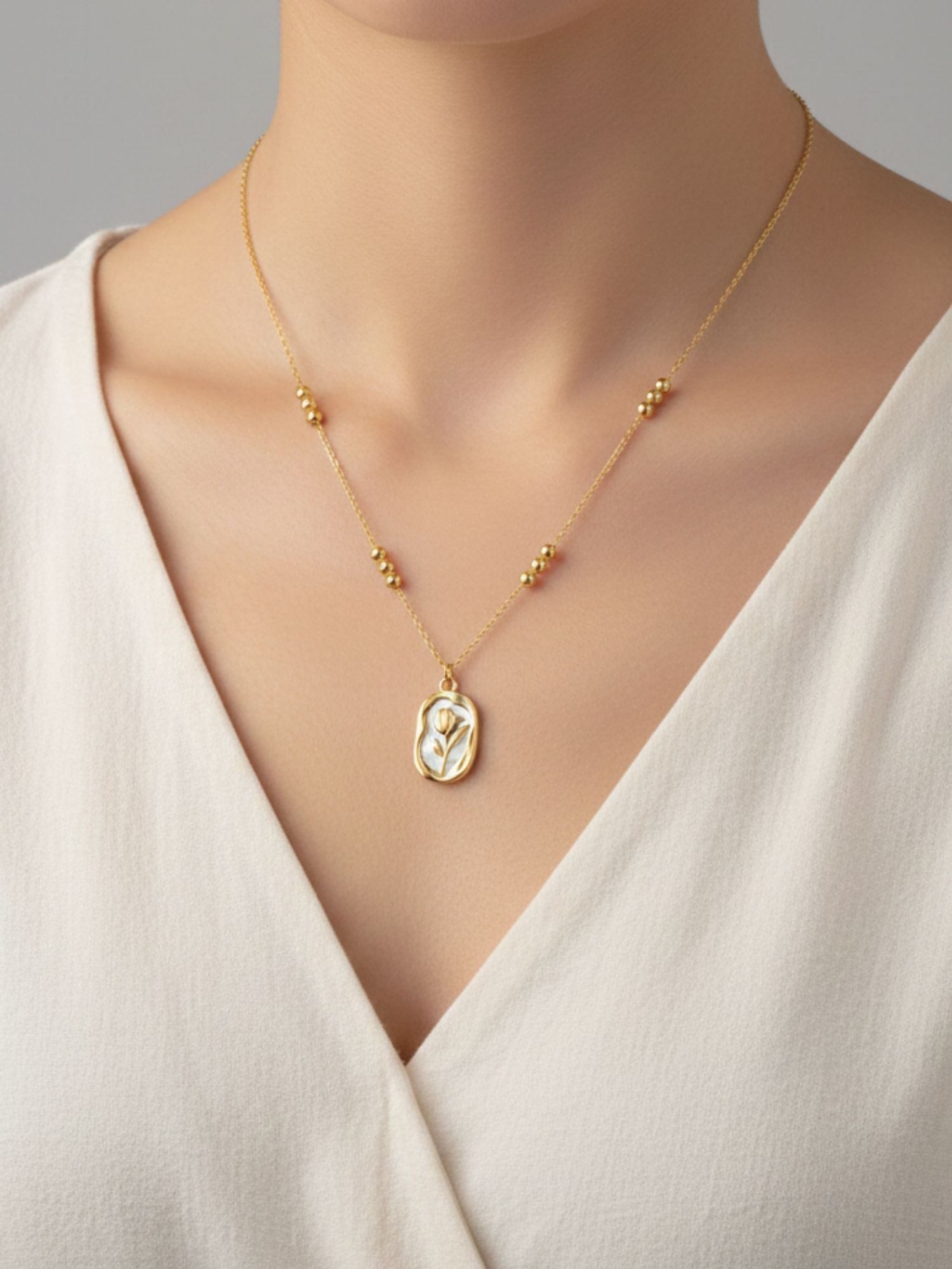 BS Schmuckdesign Kette mit Anhänger Halskette Damen Rose Perlmuttoptik Anhängerkette vergoldet (inkl. Geschenkbox), 18K vergoldet, hypoallergen & wasserfest – Bild 2 von 5