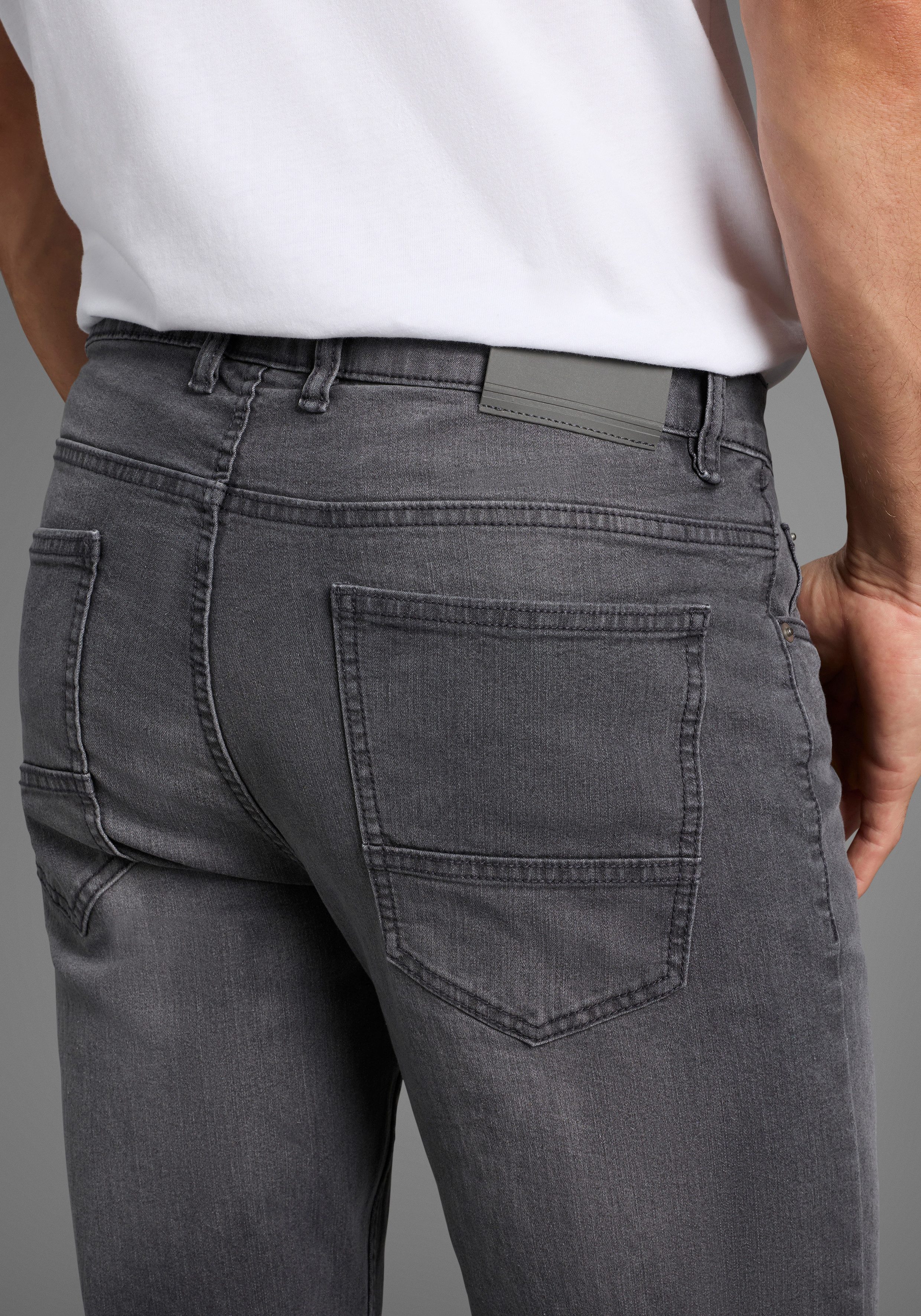 Arizona Straight-Jeans gerader Schnitt, normale Leibhöhe, mit Knopf- und Reißverschluss
