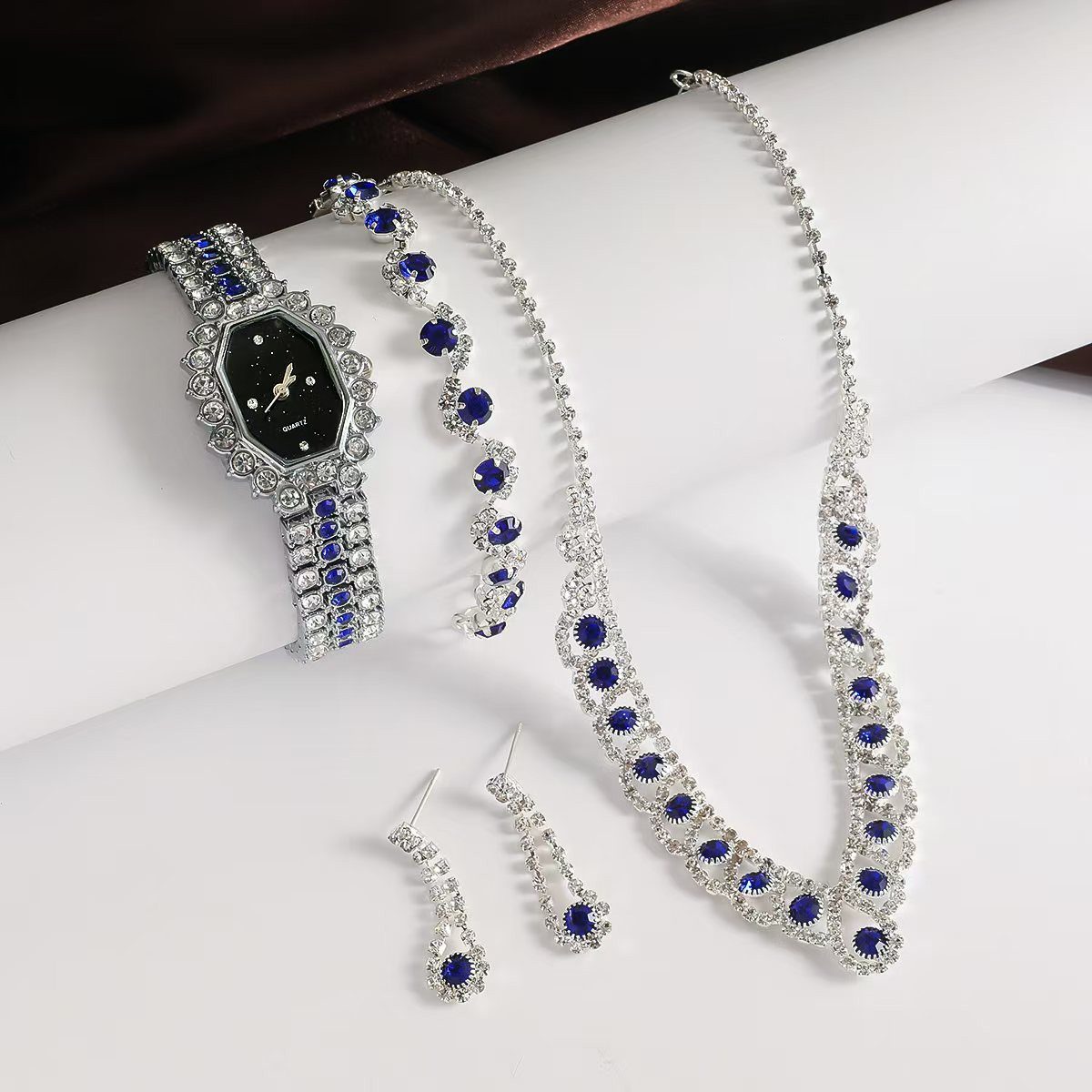 ibettertec Quarzuhr Edles Schmuck-Set für Damen: Armbanduhr, Kette, Ohrringe, (Premium Damen-Uhren & Schmuck-Set – Stilvolles Accessoire-Set als Geschenkidee), Armkettchen im Geschenkbox