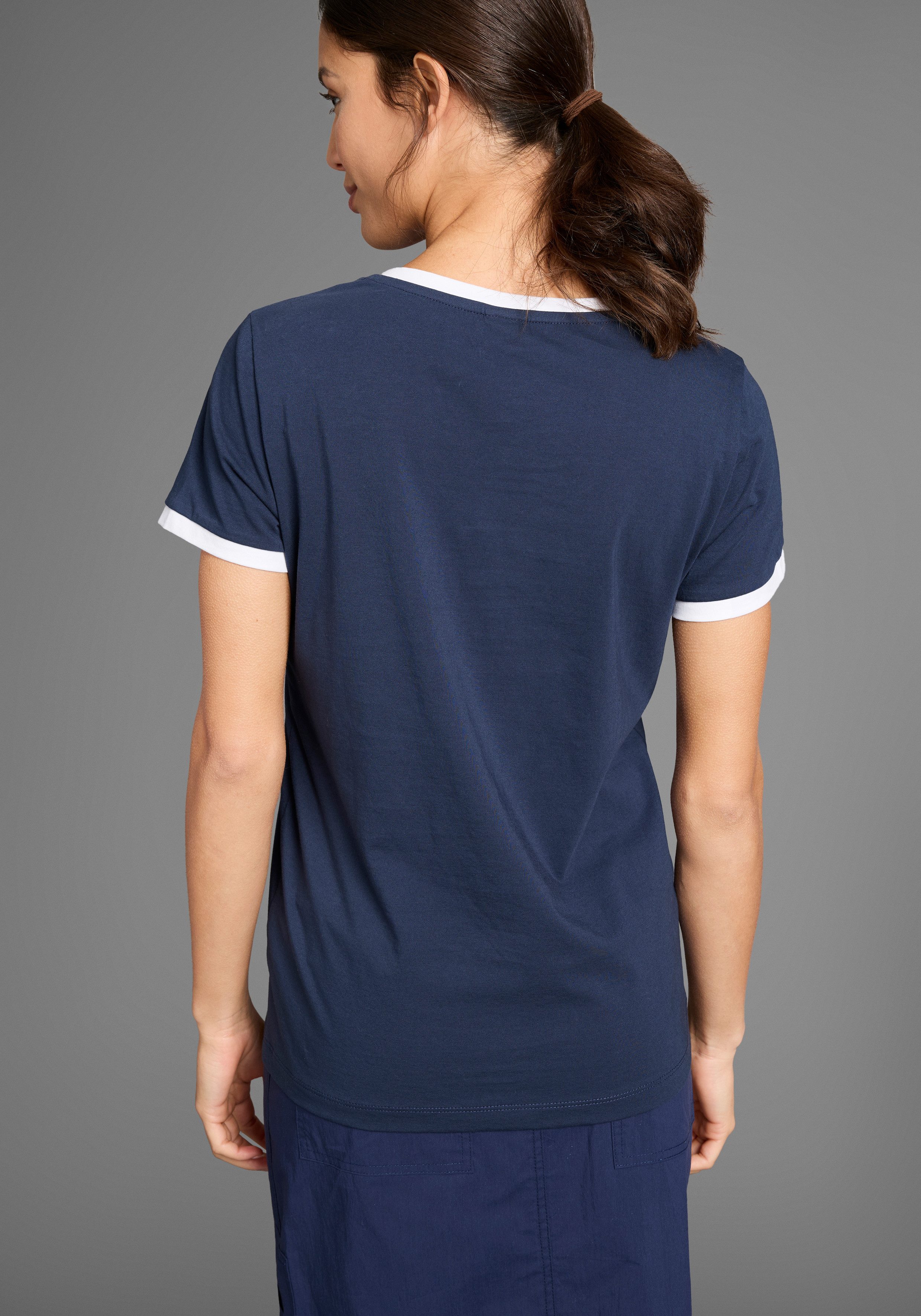 KangaROOS T-Shirt mit maritimen Print und Kontrastdetails. € 27,99