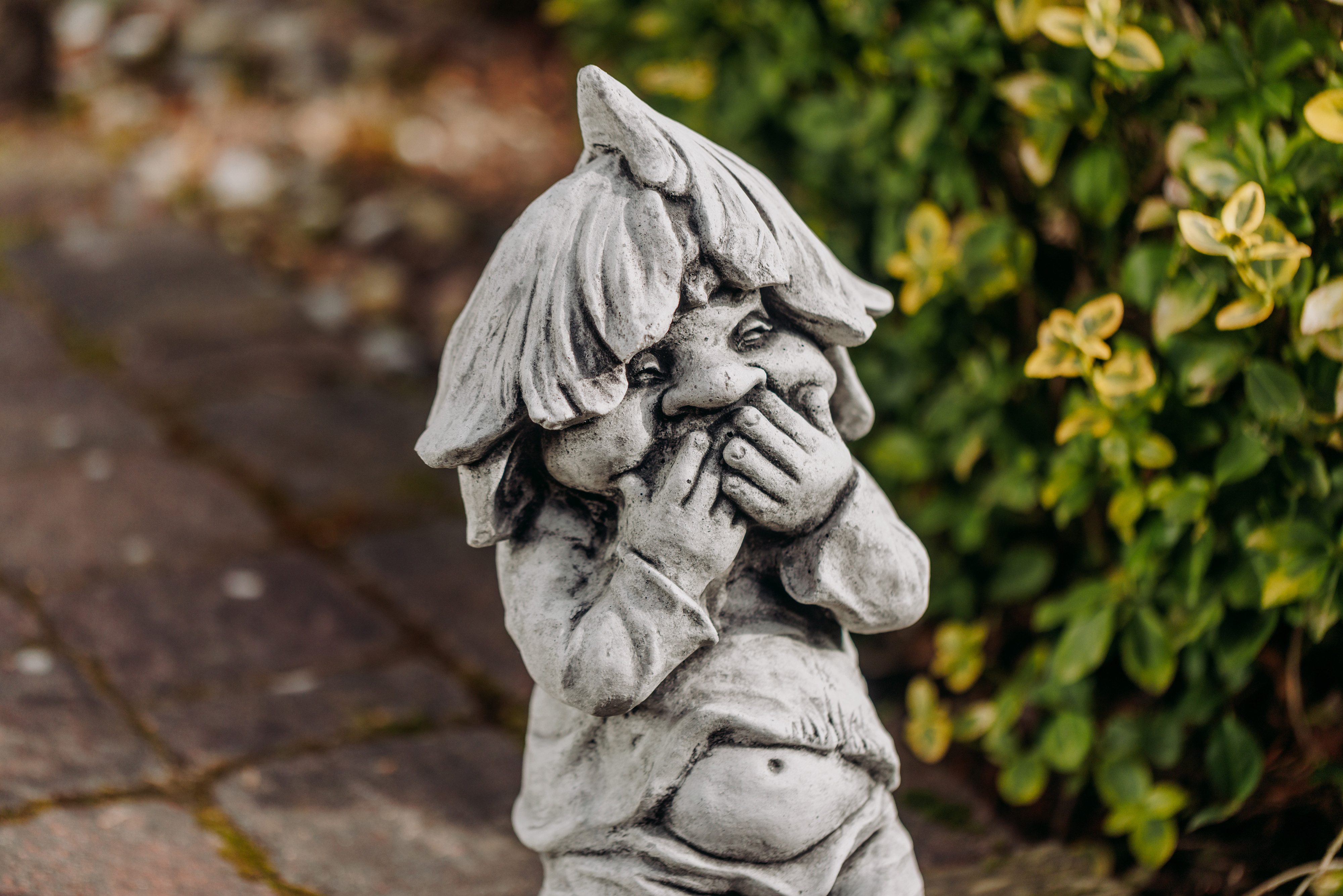 gartendekoparadies.de Gartenfigur Gnom als Stiller Beobachter, Steinfigur, H. 38 cm, 9 kg, Frostsicher