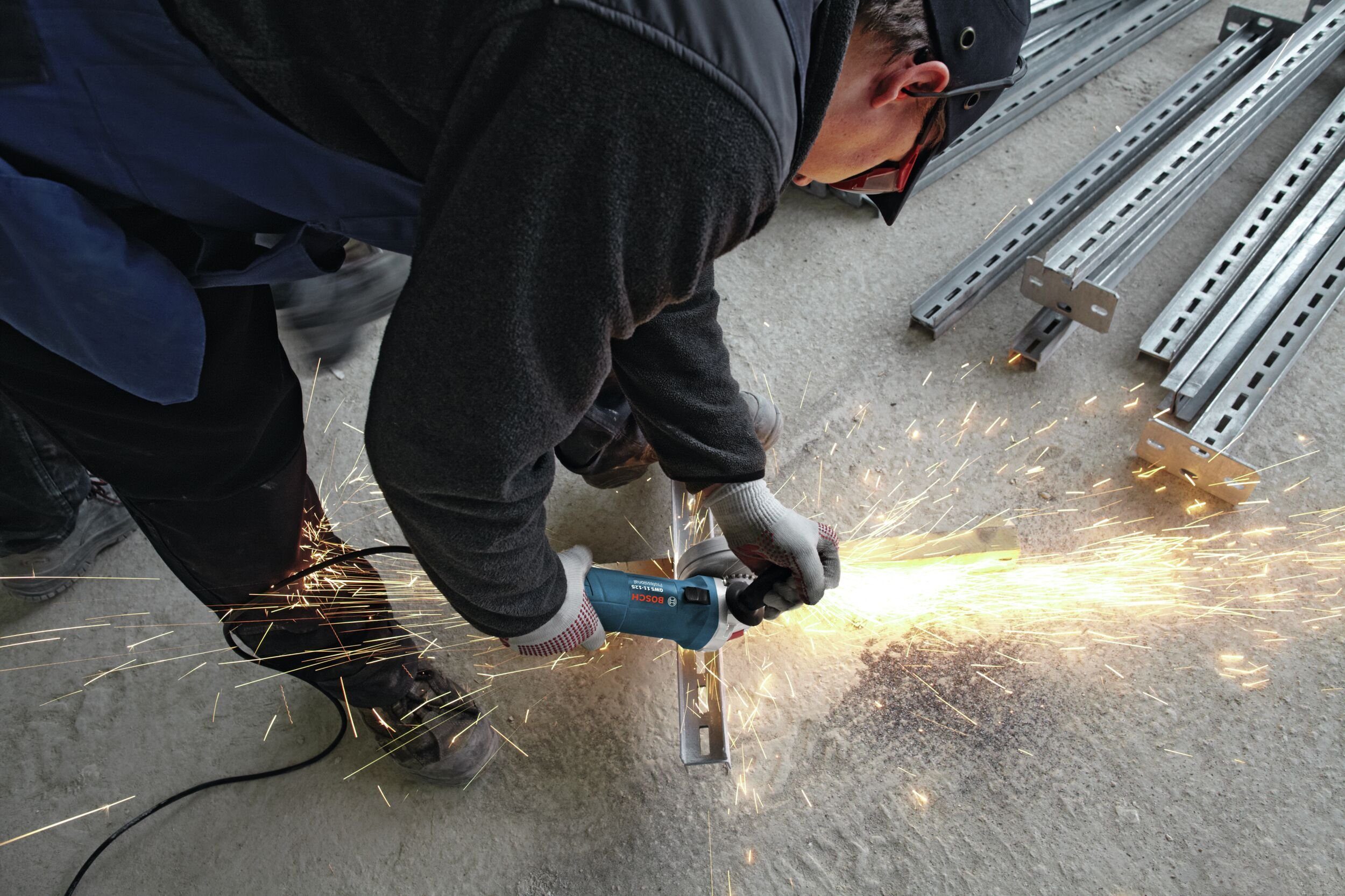 Bosch Professional Winkelschleifer GWS 11-125, max. 11500 U/min, 240 V, Zusatzhandgriff + Handwerkerkoffer