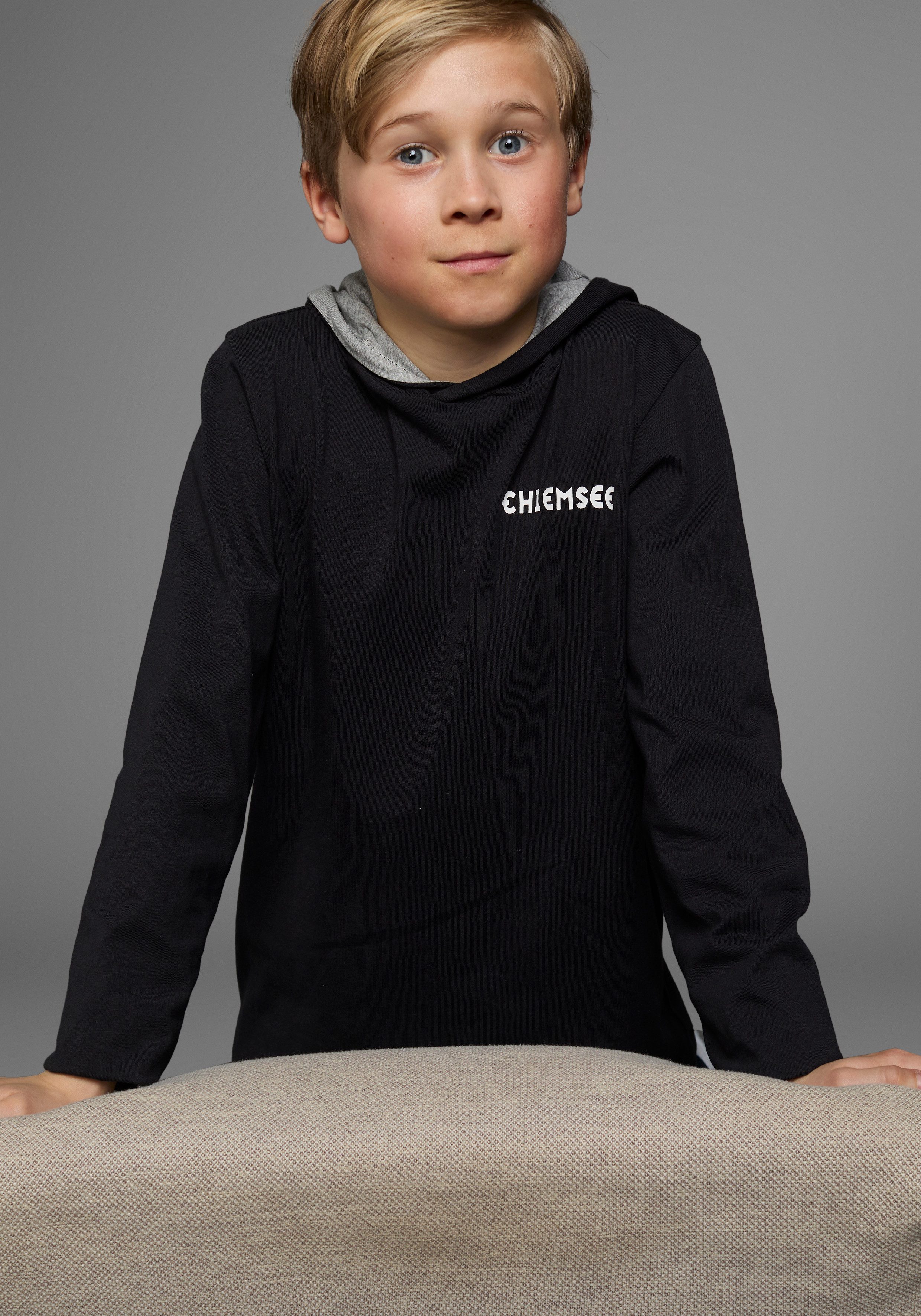 Chiemsee Kapuzenshirt Langarmshirt mit Kapuzendruck Langarm, Basic-Passform, bedruckt, aus 100% Baumwolle