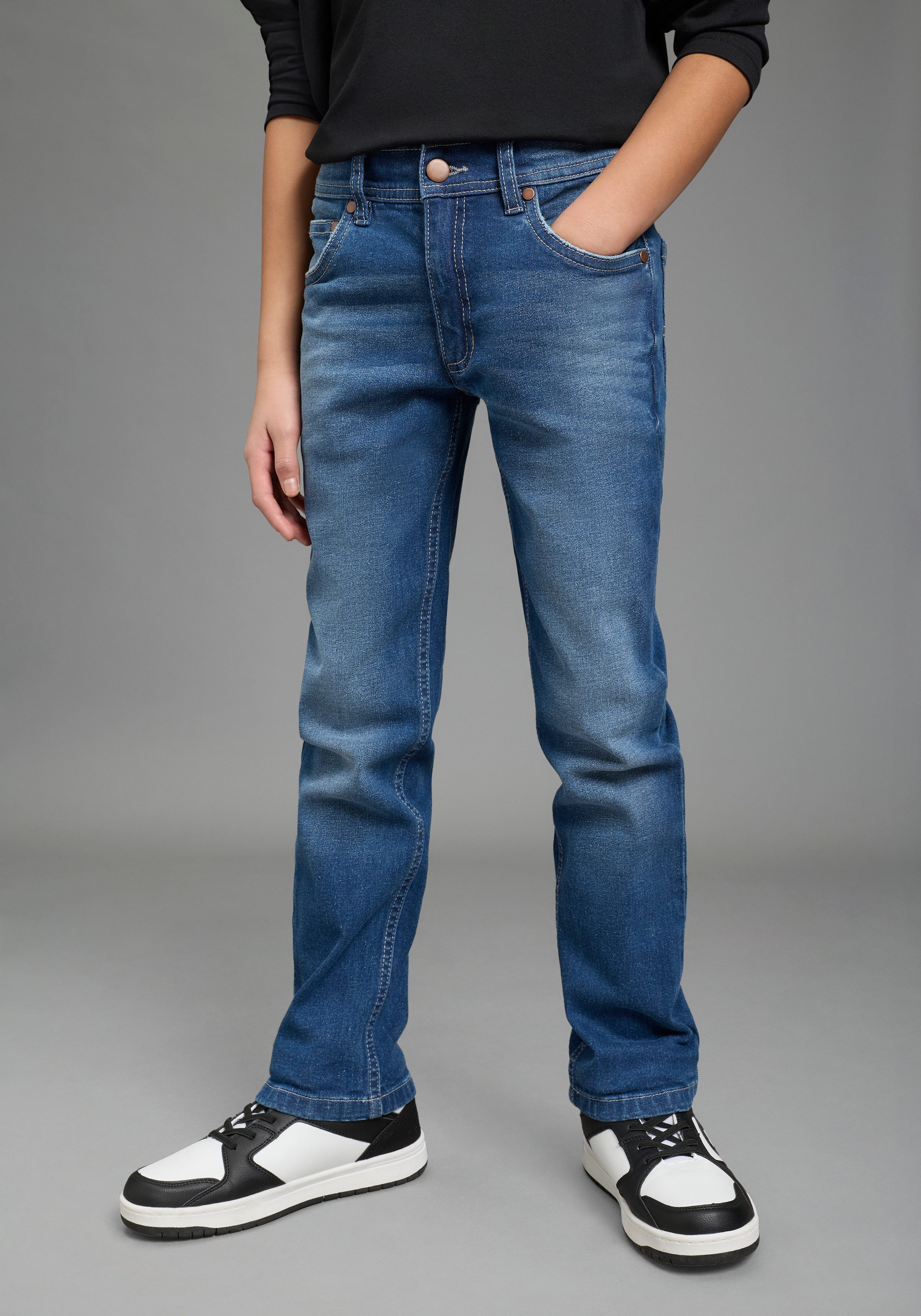 KIDSWORLD Regular-fit-Jeans Basic Jeans für Jungen gerader Beinverlauf, langer Schnitt, normaler Bund