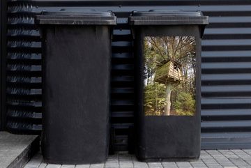 MuchoWow Wandsticker Ein Baumhaus hoch oben in einem Baum (1 St), Mülleimer-aufkleber, Mülltonne, Sticker, Container, Abfalbehälter