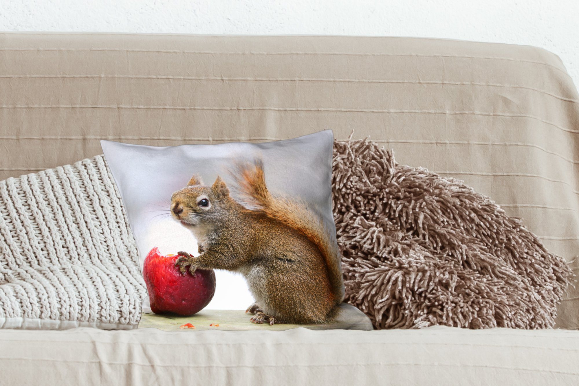 MuchoWow Dekokissen Eichhörnchen isst Wohzimmer, für einen Füllung Deko, mit Schlafzimmer, Zierkissen Sofakissen Apfel