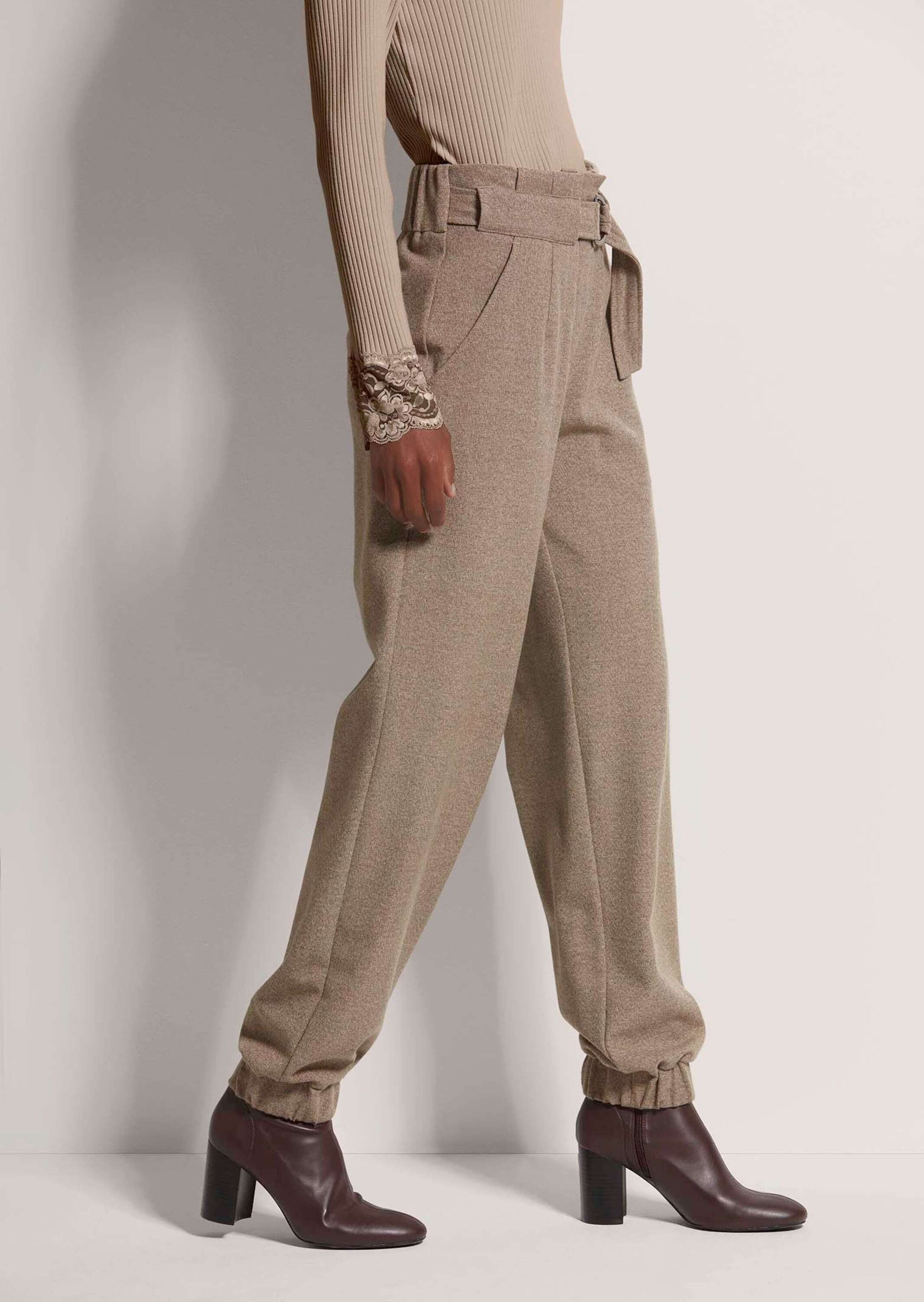 MADELEINE Cargohose Lässige Damenhose mit Gürtel und Gummisaum Lässiger Cargo-Style mit Taschen, Viskosemix