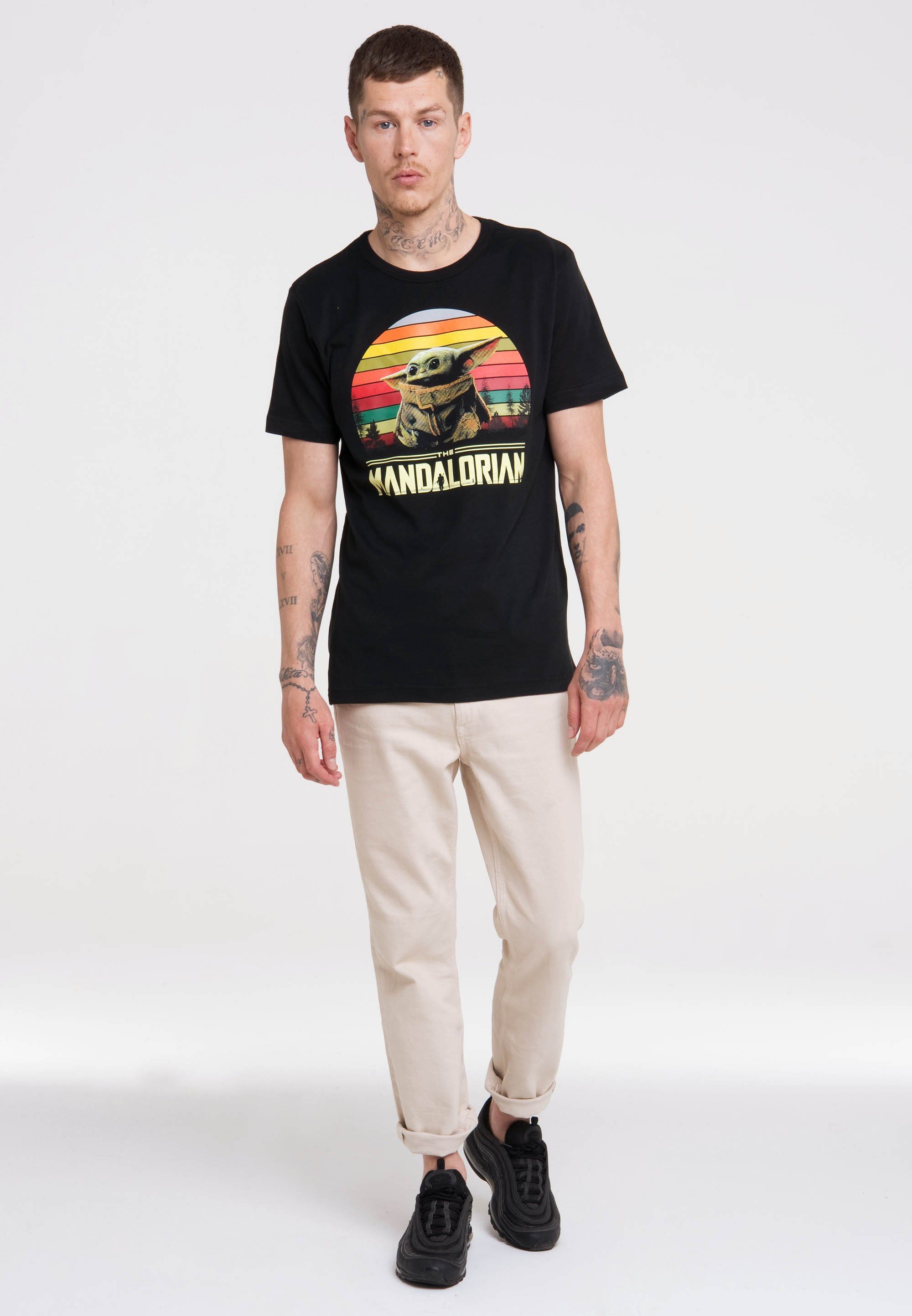 LOGOSHIRT T-Shirt Wars mit Star Print Baby Yoda lizenziertem –