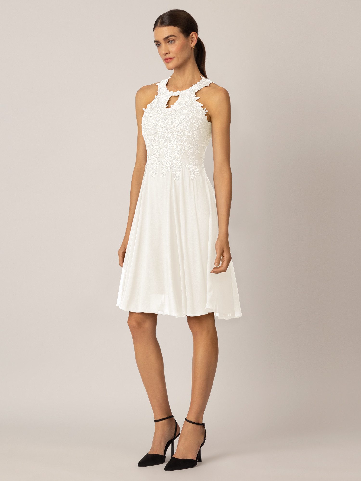 Apart Cocktailkleid aus einer Plastischen Spitze und Chiffon