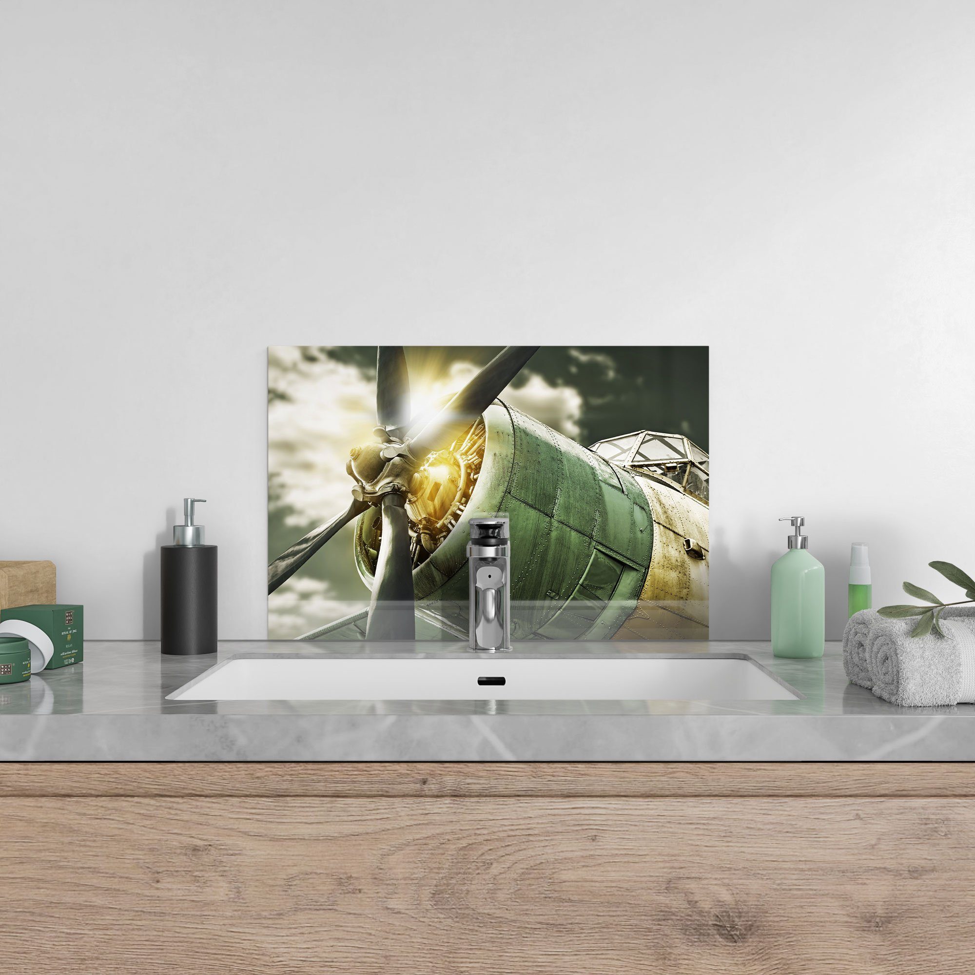 'Propellerflugzeug DEQORI Glas nah', Badrückwand Herdblende Spritzschutz Küchenrückwand