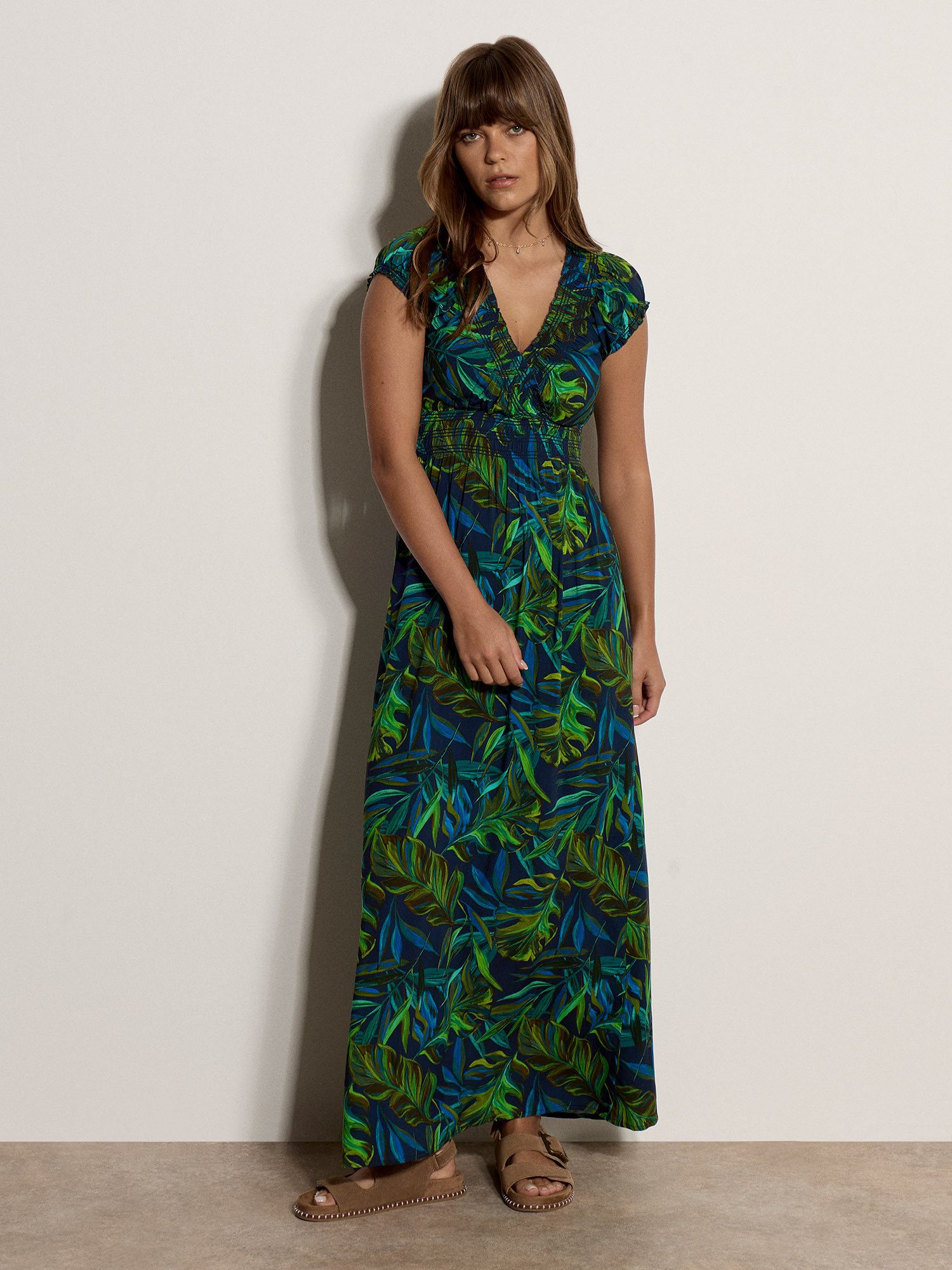 Apricot Maxikleid Smockkleid mit tropischem Blattmuster in weicher Ware