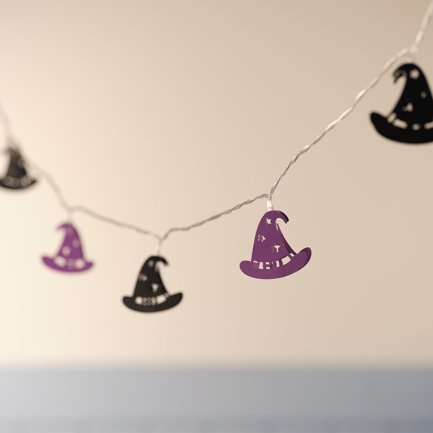 Lights4fun LED-Lichterkette 10er Halloween LED-Lichterkette mit Hexenhüten in Lila & Schwarz – Bild 4 von 4