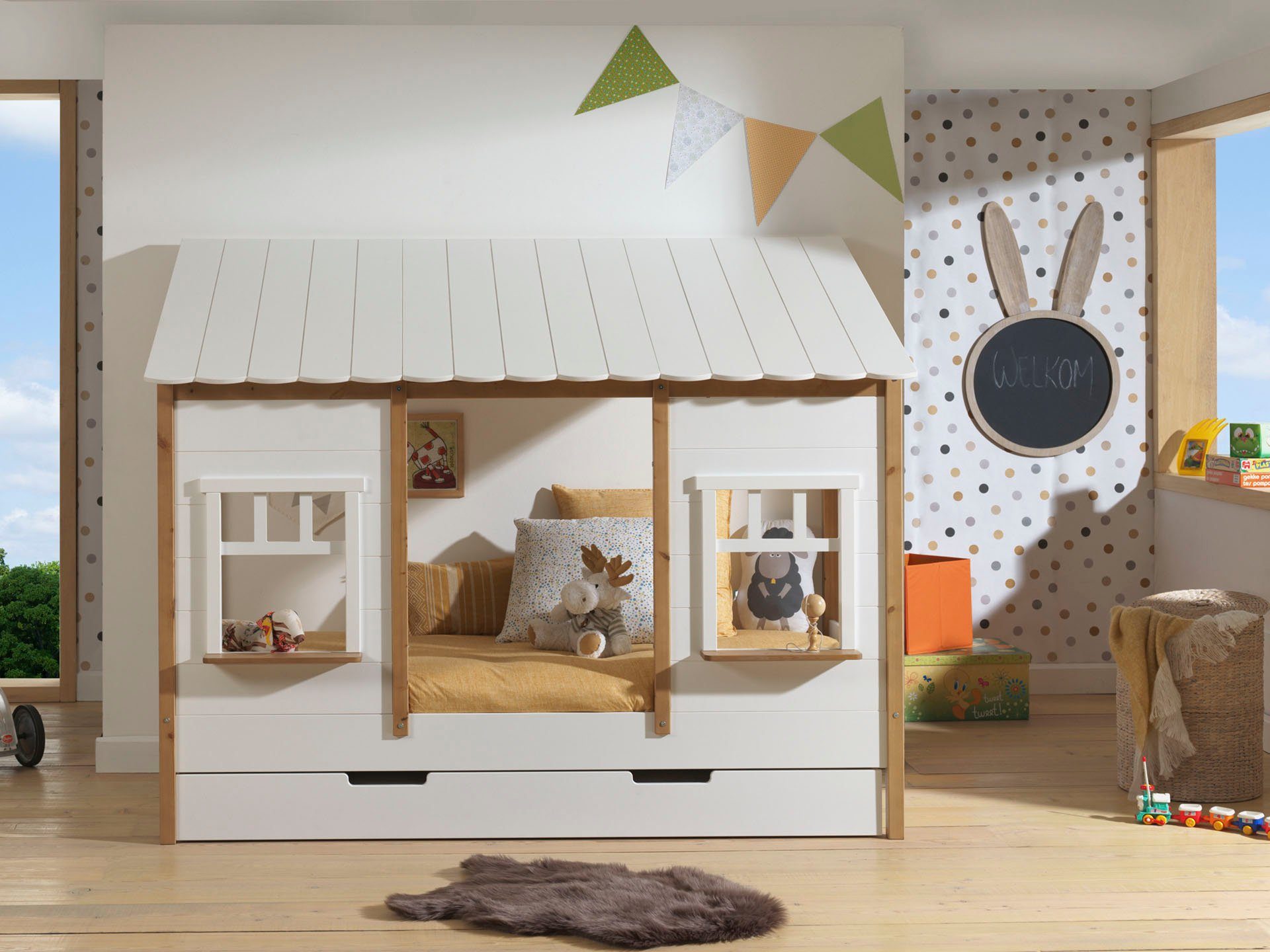 Vipack Kinderbett Hausbett, aus MDF und Massivholz weiß lackiert mit farblichen Absatz (B/H/T ca. 214,5x174x107,5cm, vorne 2 Fenster, mit Liebe zum Detail), inkl. Rolllattenrost, wahlweise mit oder ohne Bettschublade auf Rollen