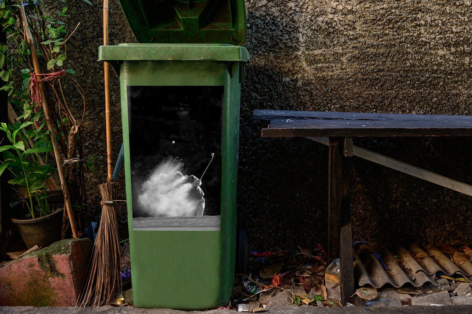 MuchoWow Wandsticker Ein Golfball Grün das Mülleimer-aufkleber, Bunker Mülltonne, Golfer auf St), schlägt Abfalbehälter Container, dem Sticker, aus männlicher (1 den