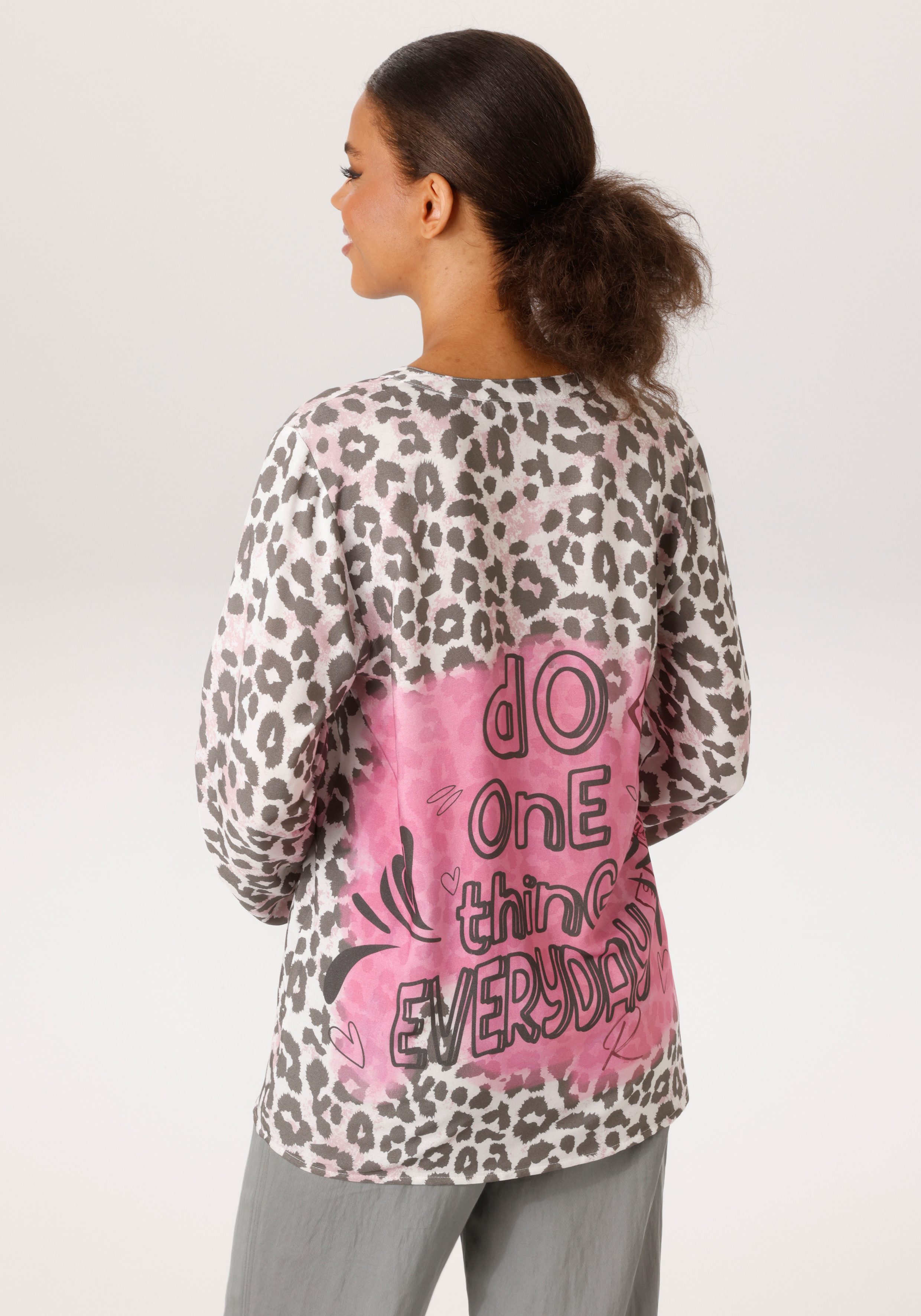 Aniston CASUAL Schlupfbluse mit Statement-Schriftzügen und coolen Leoprint günstig online kaufen