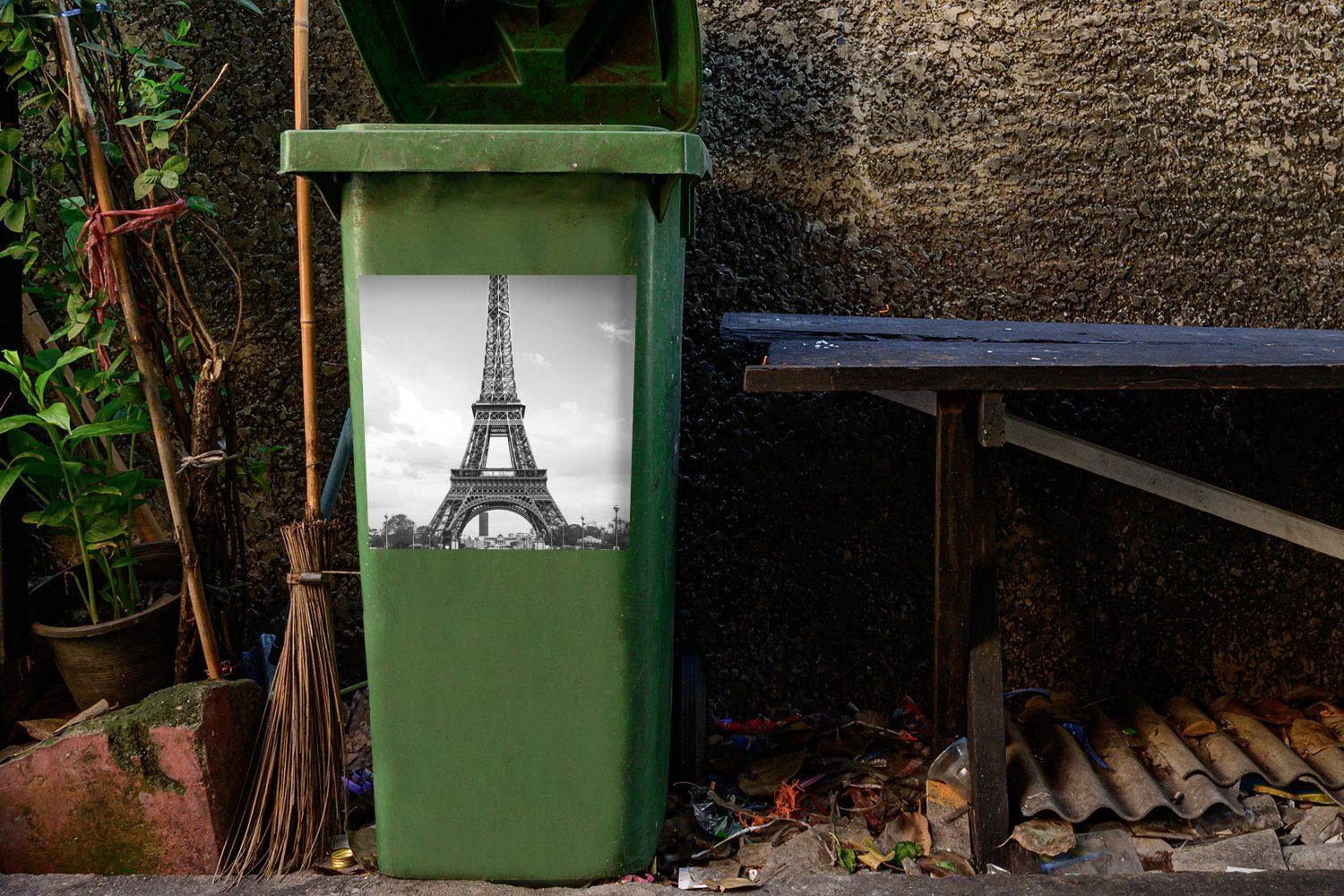 Eiffelturm Abfalbehälter den St), Container, (1 MuchoWow Mülltonne, Wolken zwischen Wandsticker Sticker, Mülleimer-aufkleber, Der