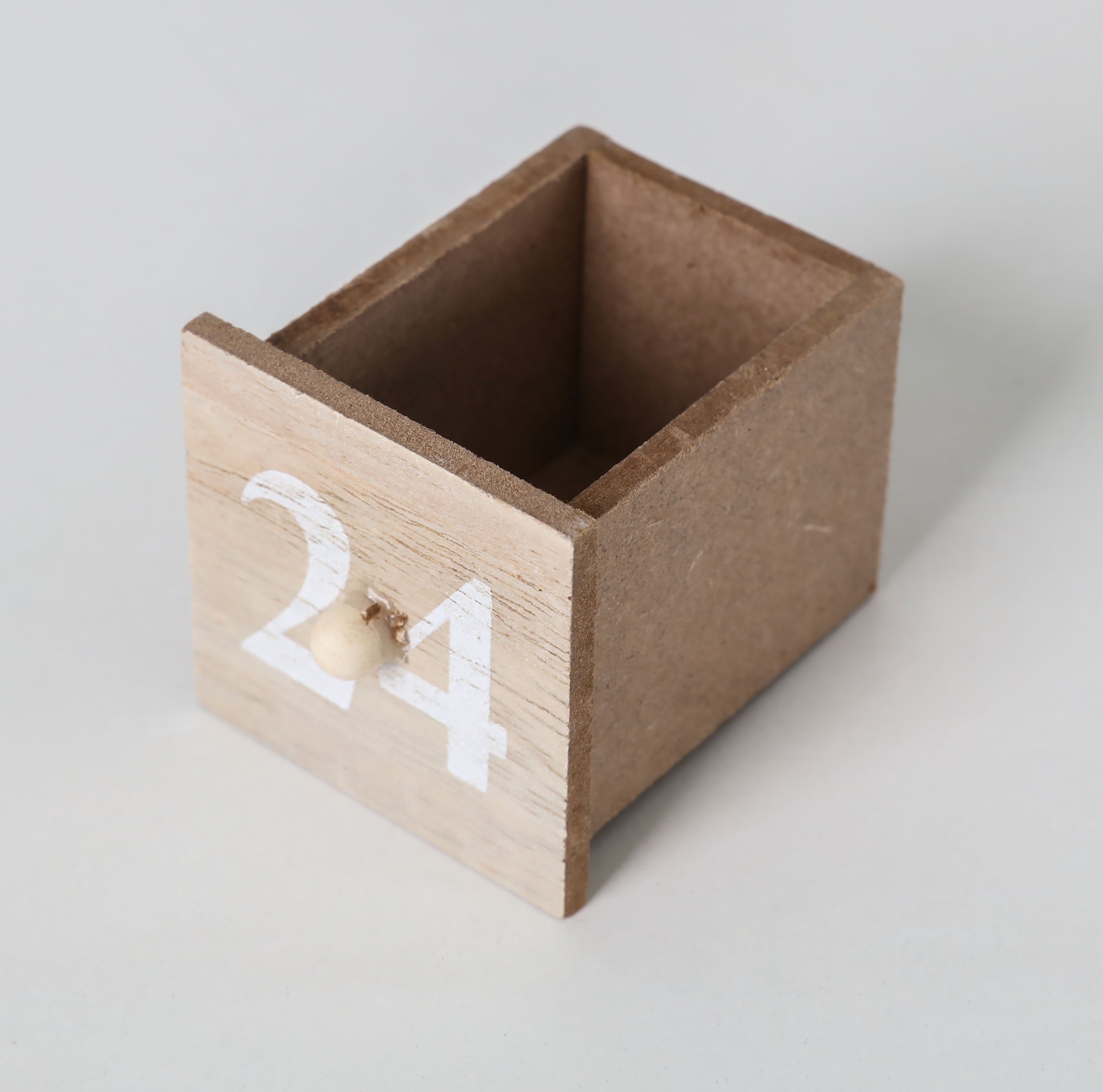 BRUBAKER befüllbarer Adventskalender Weihnachtskalender zum Befüllen - Bibelgeschichte mit LED Beleuchtung, Holz Kalender Weihnachten Krippe - 31,5 cm – Bild 5 von 5