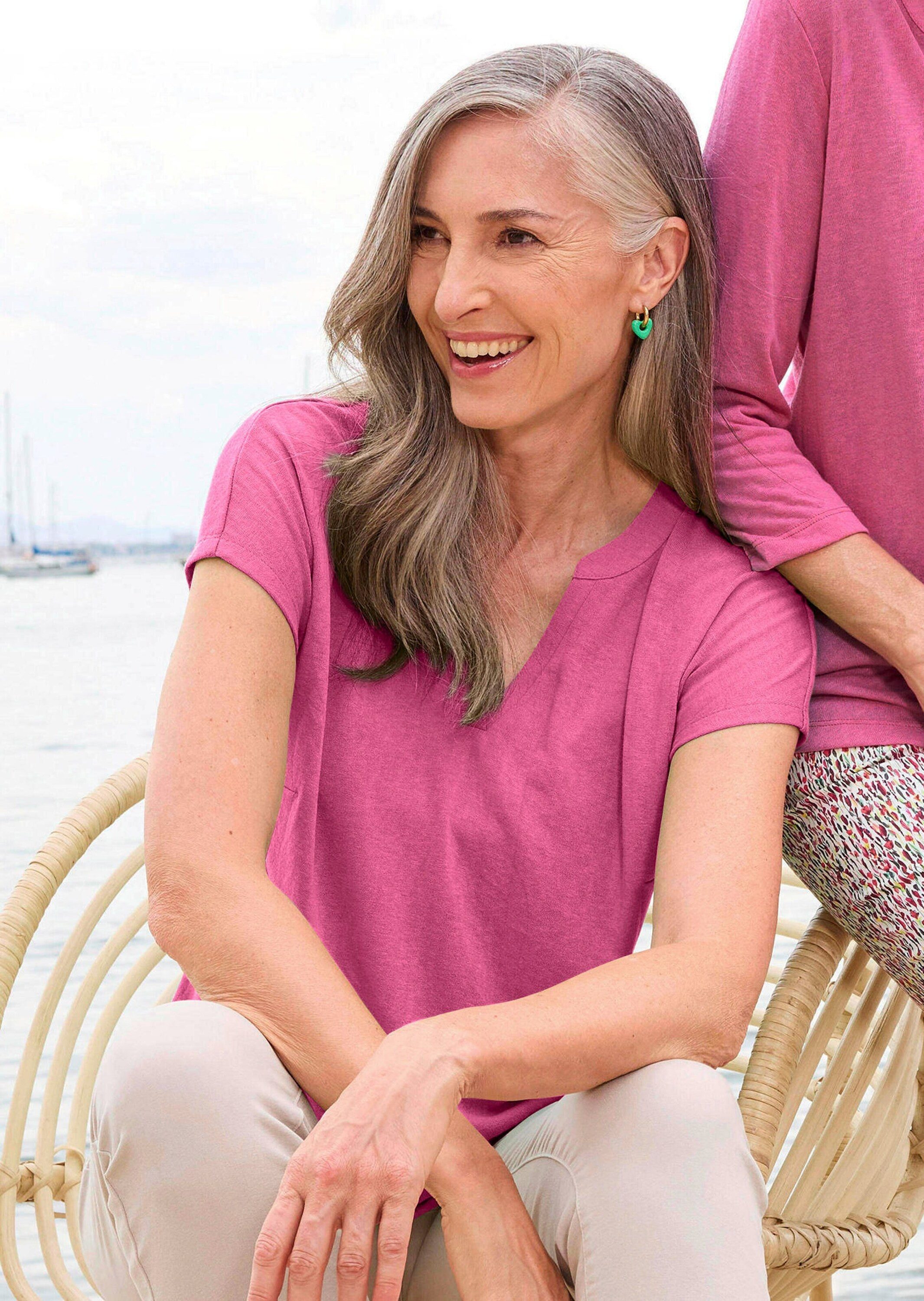 GOLDNER T-Shirt Luftiges Basicshirt mit V-Ausschnitt Strukturierter Jersey, V-Ausschnitt, Basic-Länge, Kurzarm