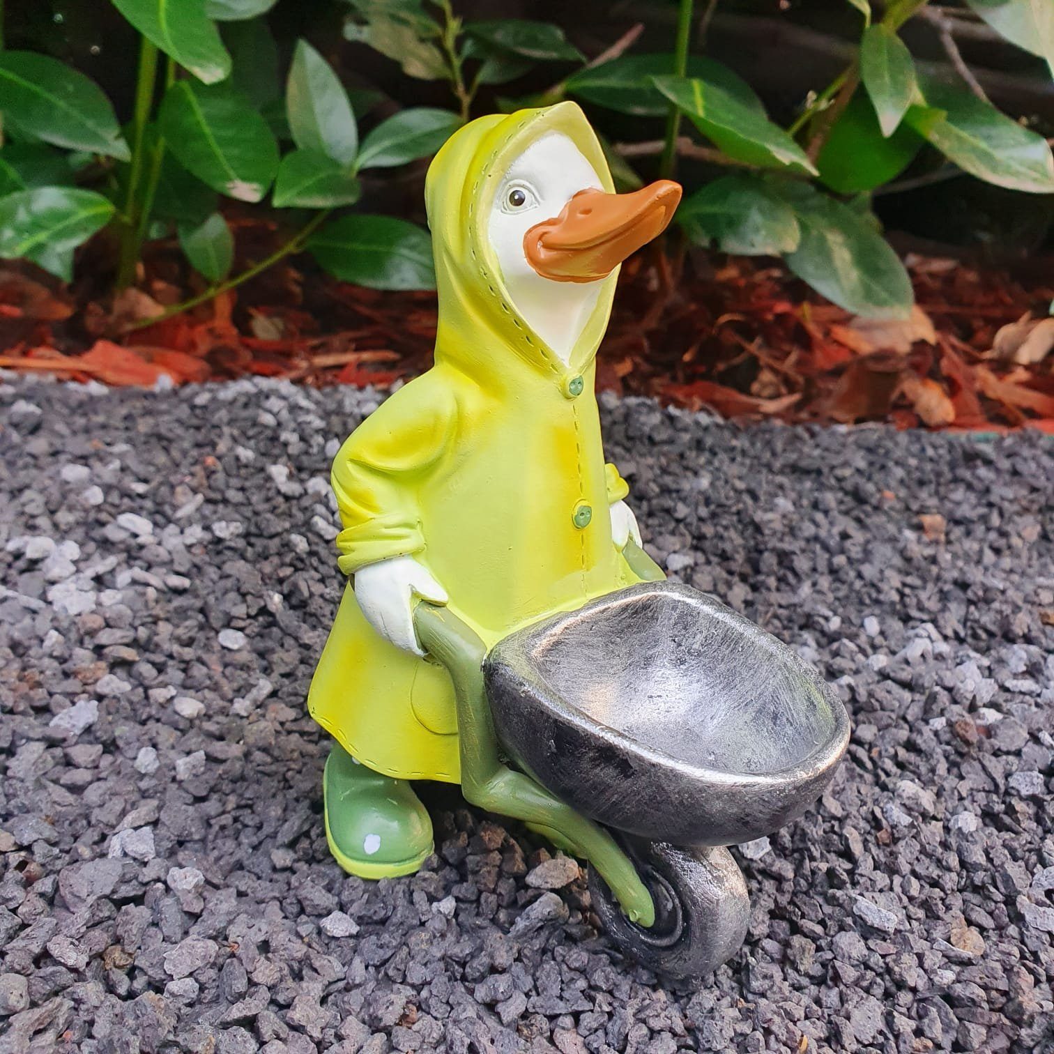 Aspinaworld Gartenfigur Ente mit Regenmantel mit Schubkarre 14 cm