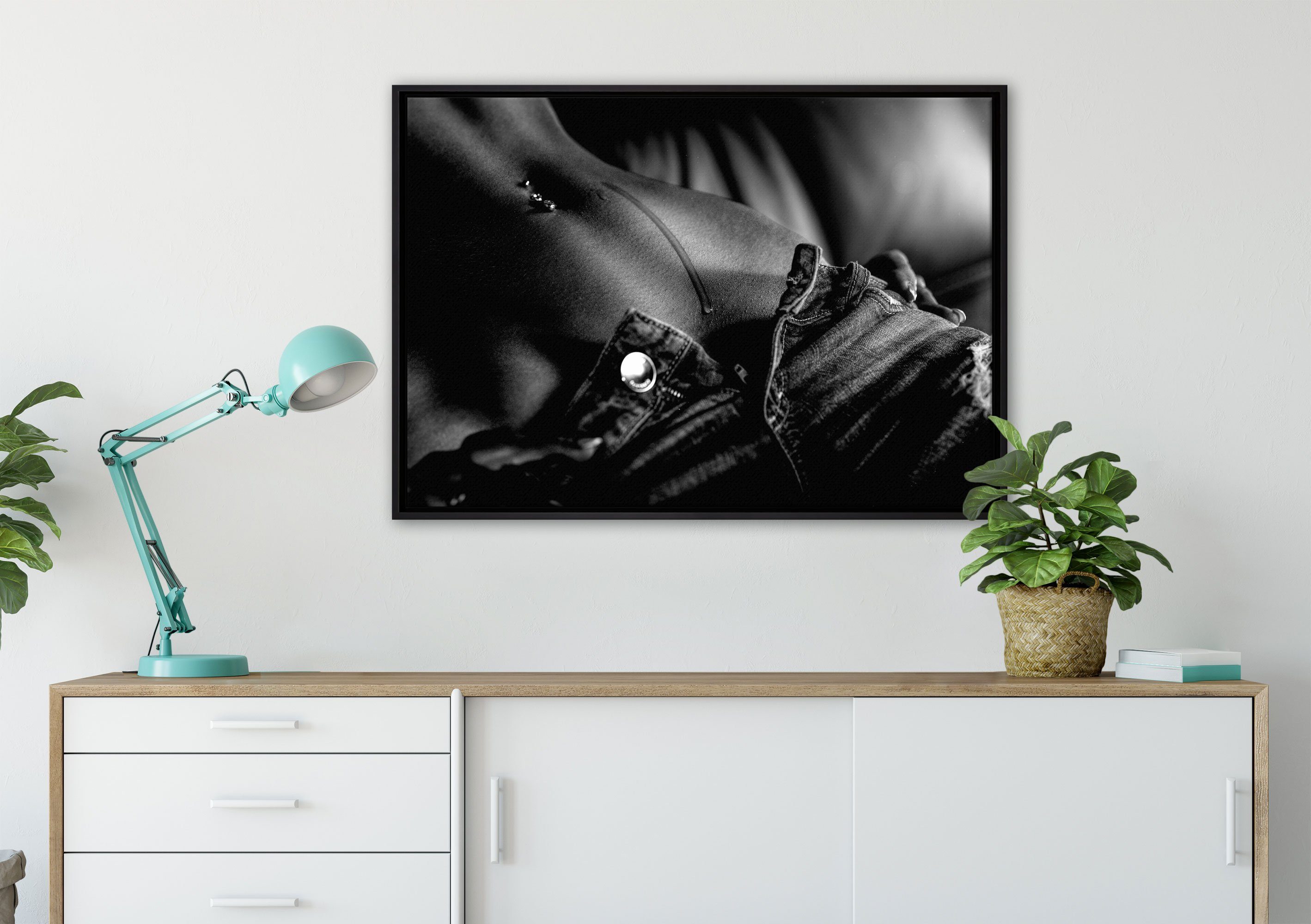 Pixxprint Leinwandbild Schweißperle auf Frauenbauch, in Monochrome, fertig einem Schattenfugen-Bilderrahmen (1 Wanddekoration Zackenaufhänger bespannt, St), inkl. Leinwandbild gefasst