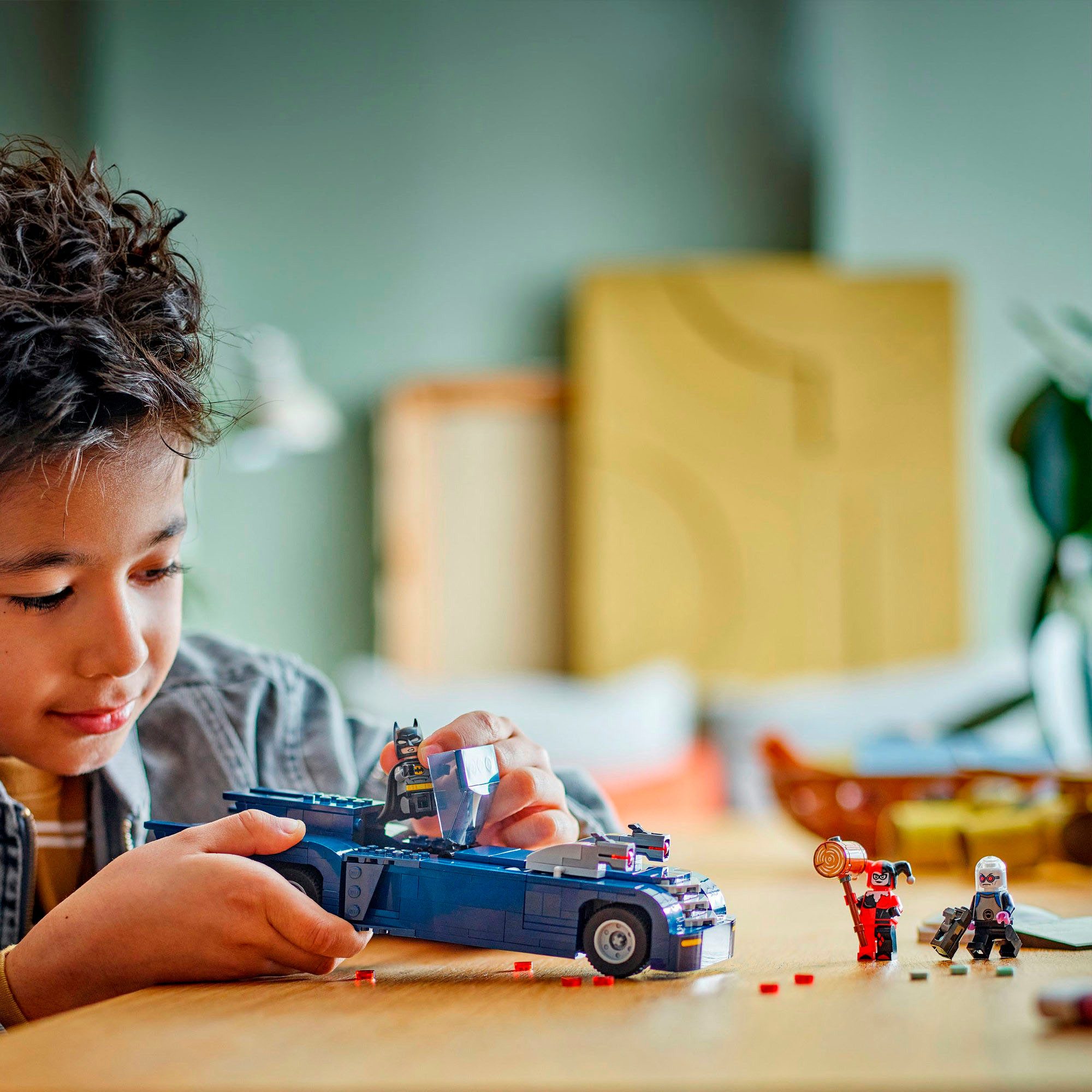 LEGO® Batmn™ im Batmobil™ vs. Harley günstig online kaufen